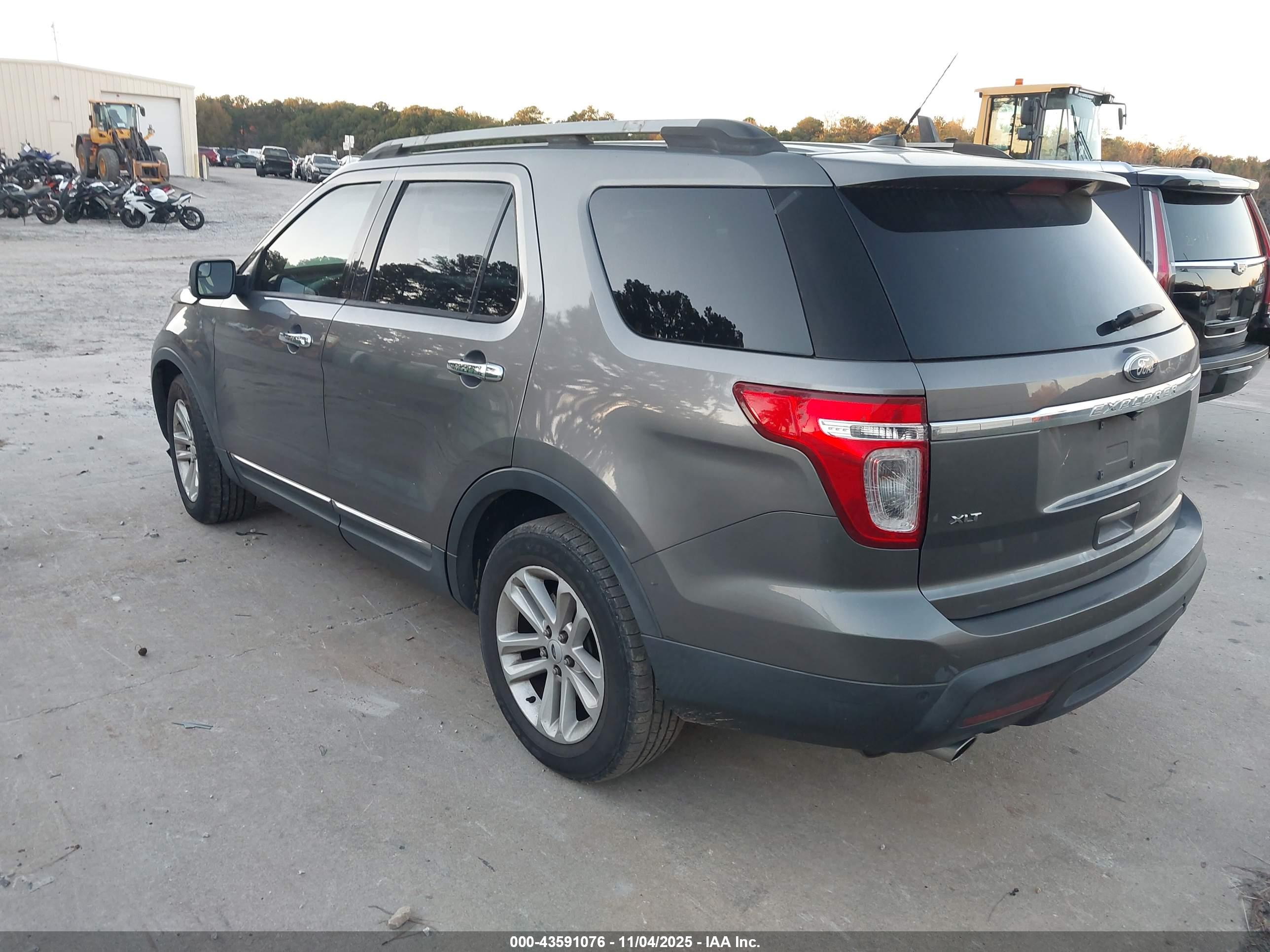 FORD EXPLORER image 3