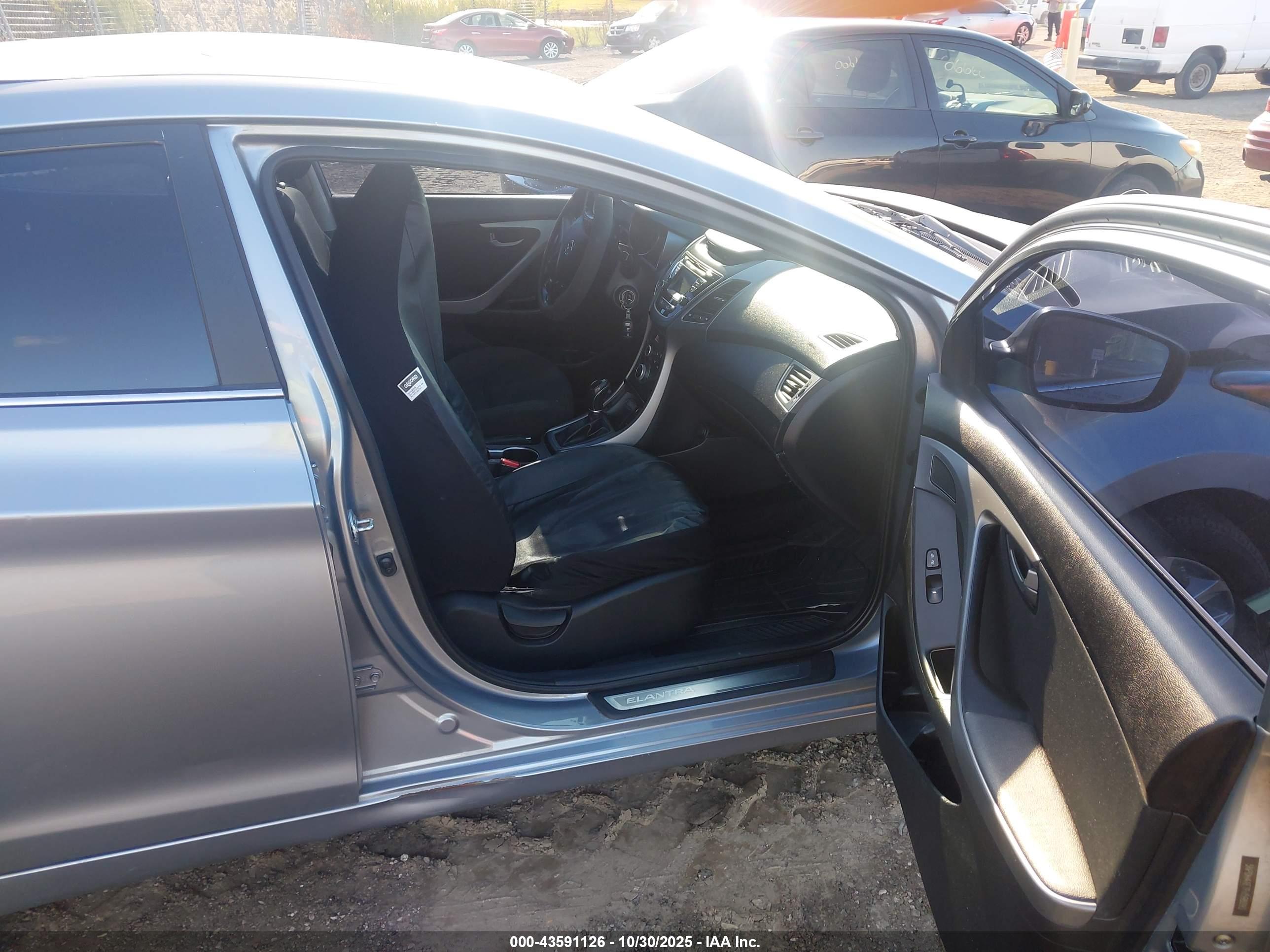 HYUNDAI ELANTRA image 5