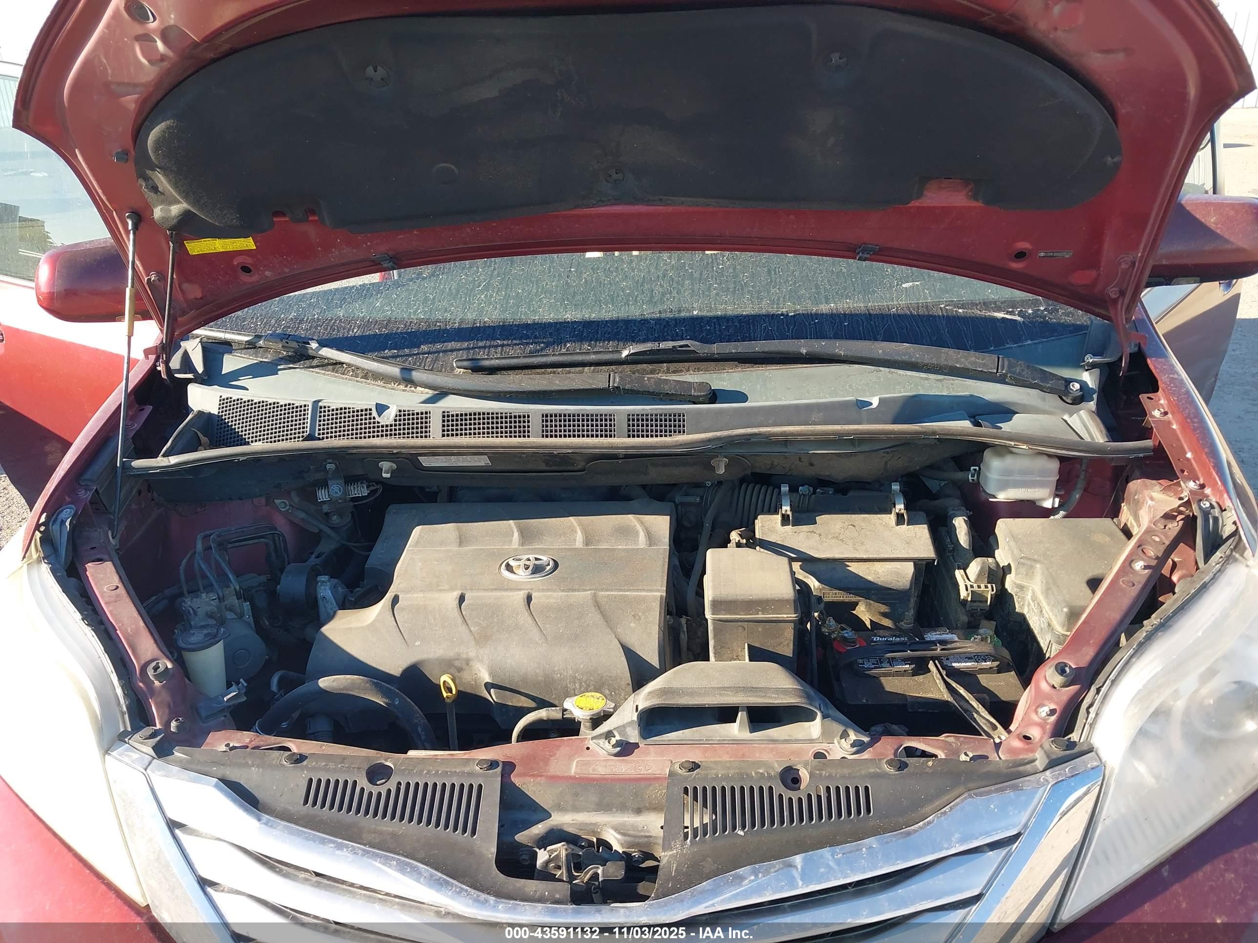 TOYOTA SIENNA image 10