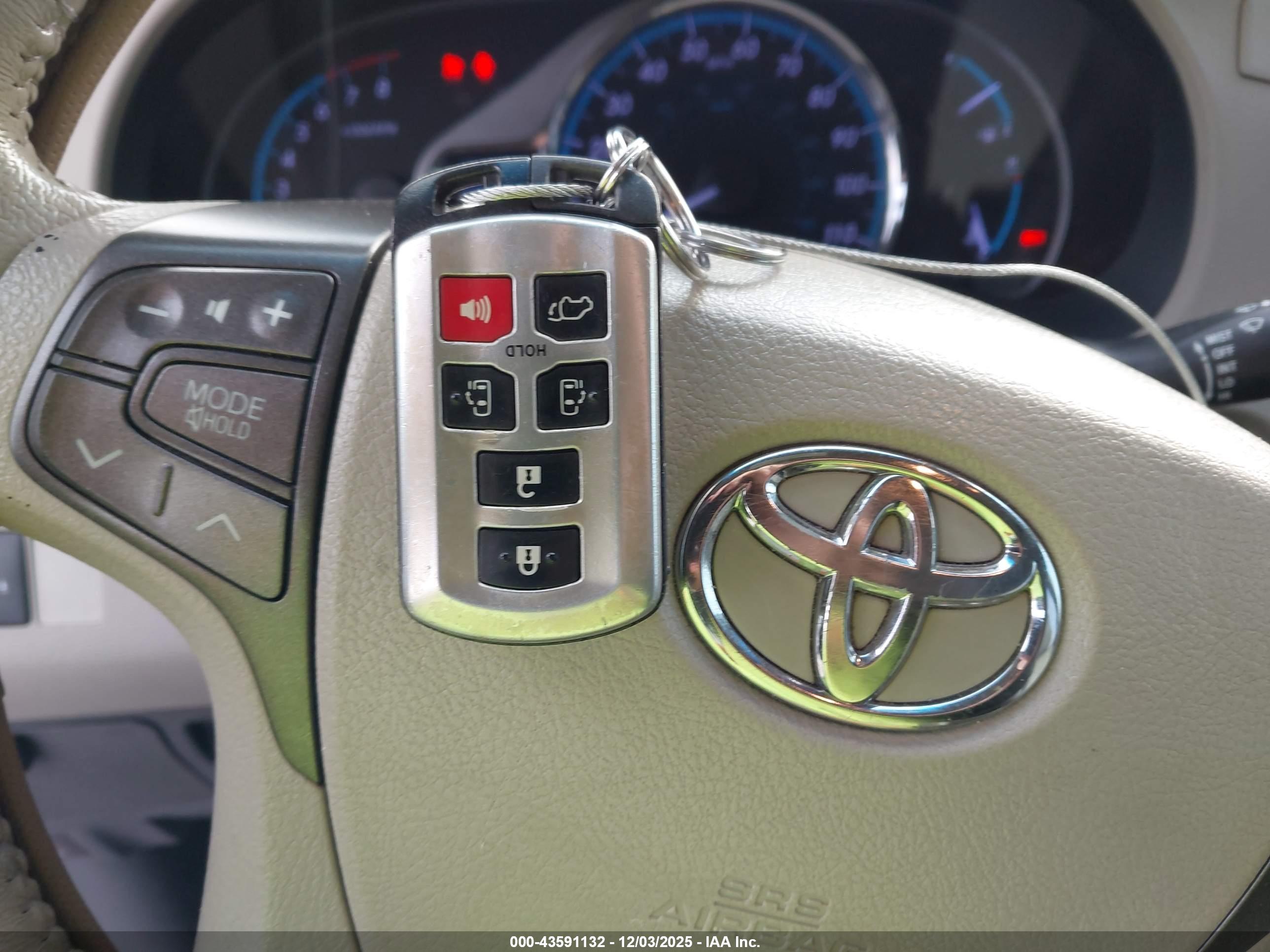 TOYOTA SIENNA image 11