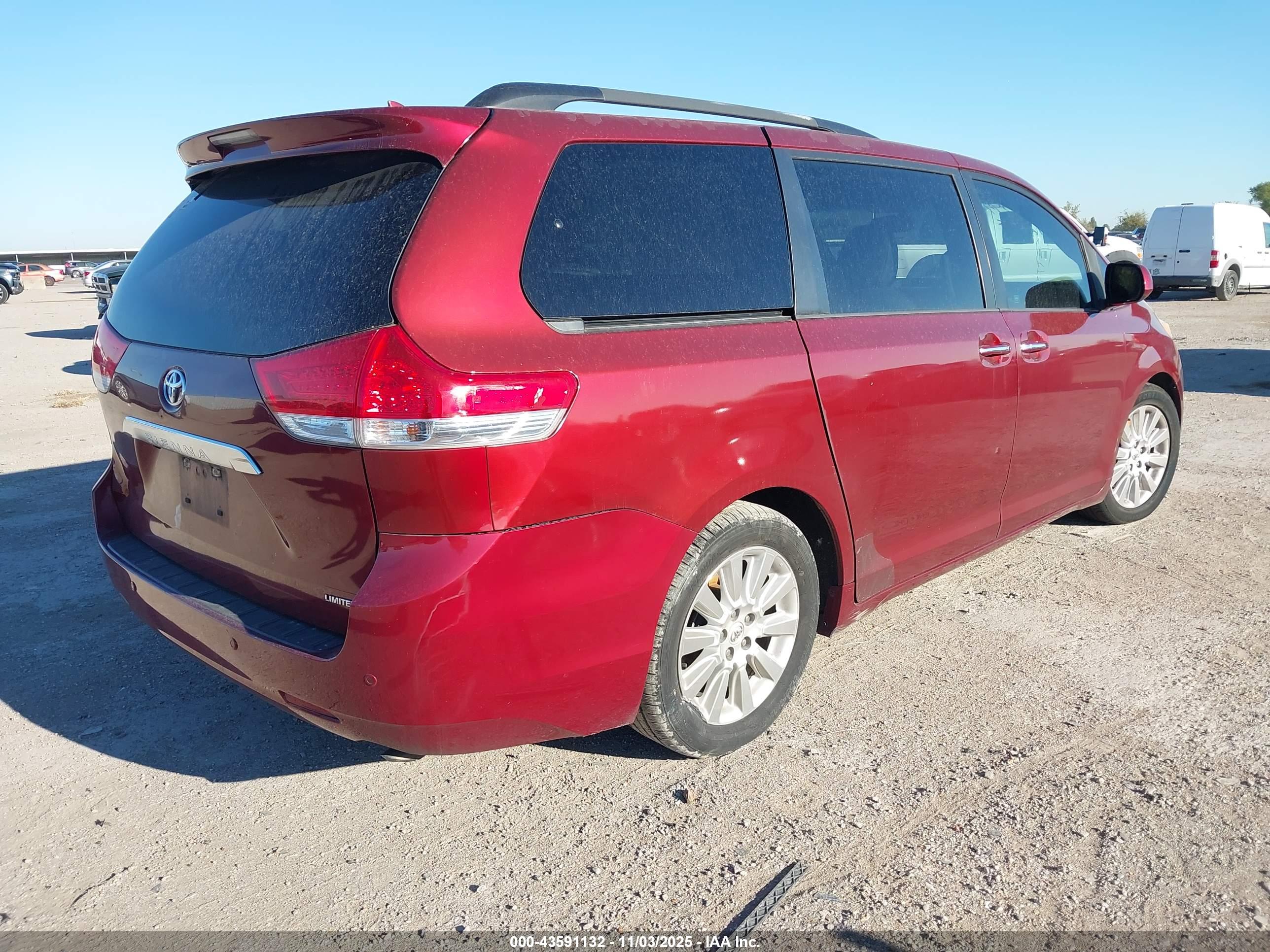 TOYOTA SIENNA image 4
