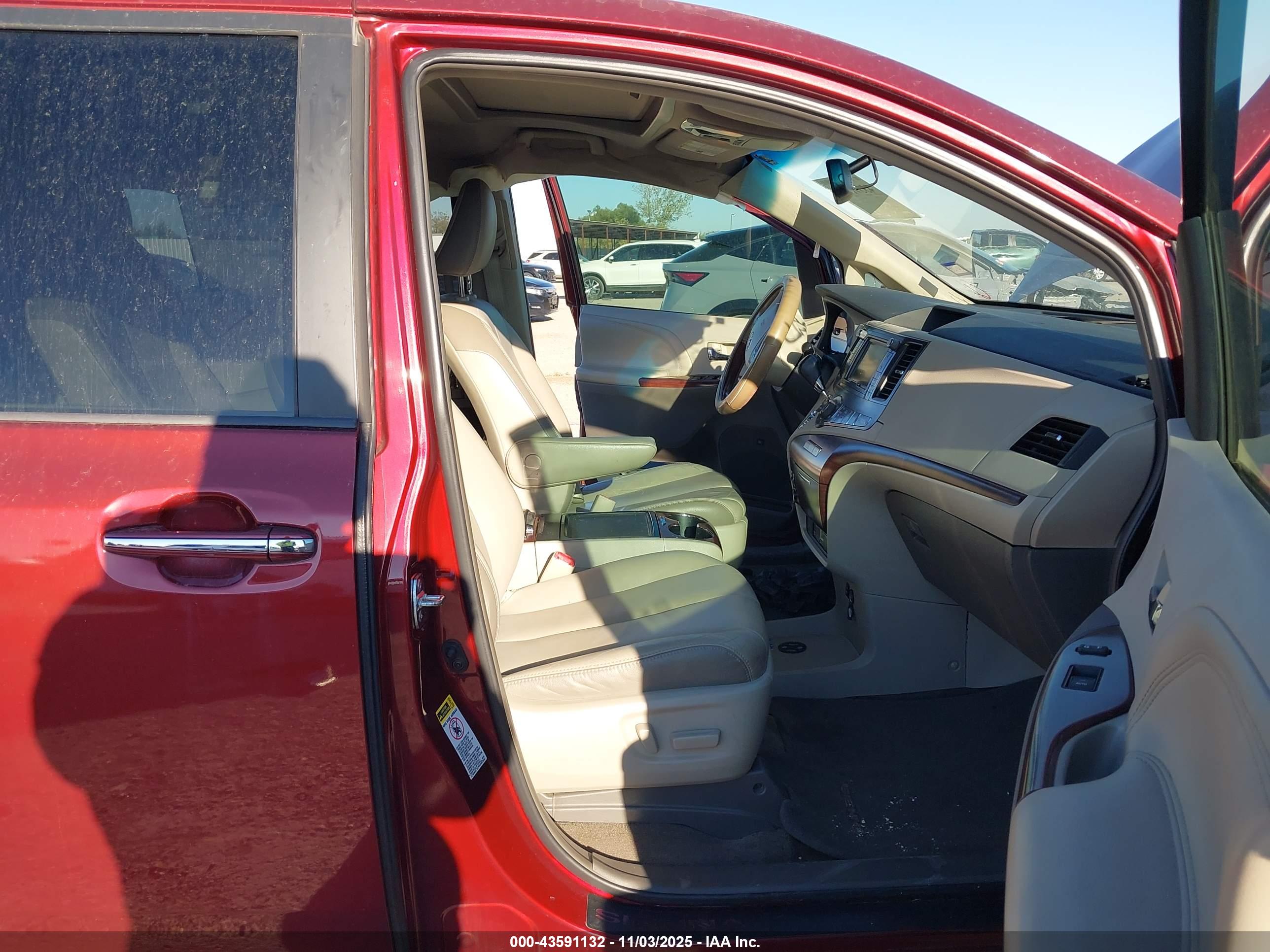 TOYOTA SIENNA image 5