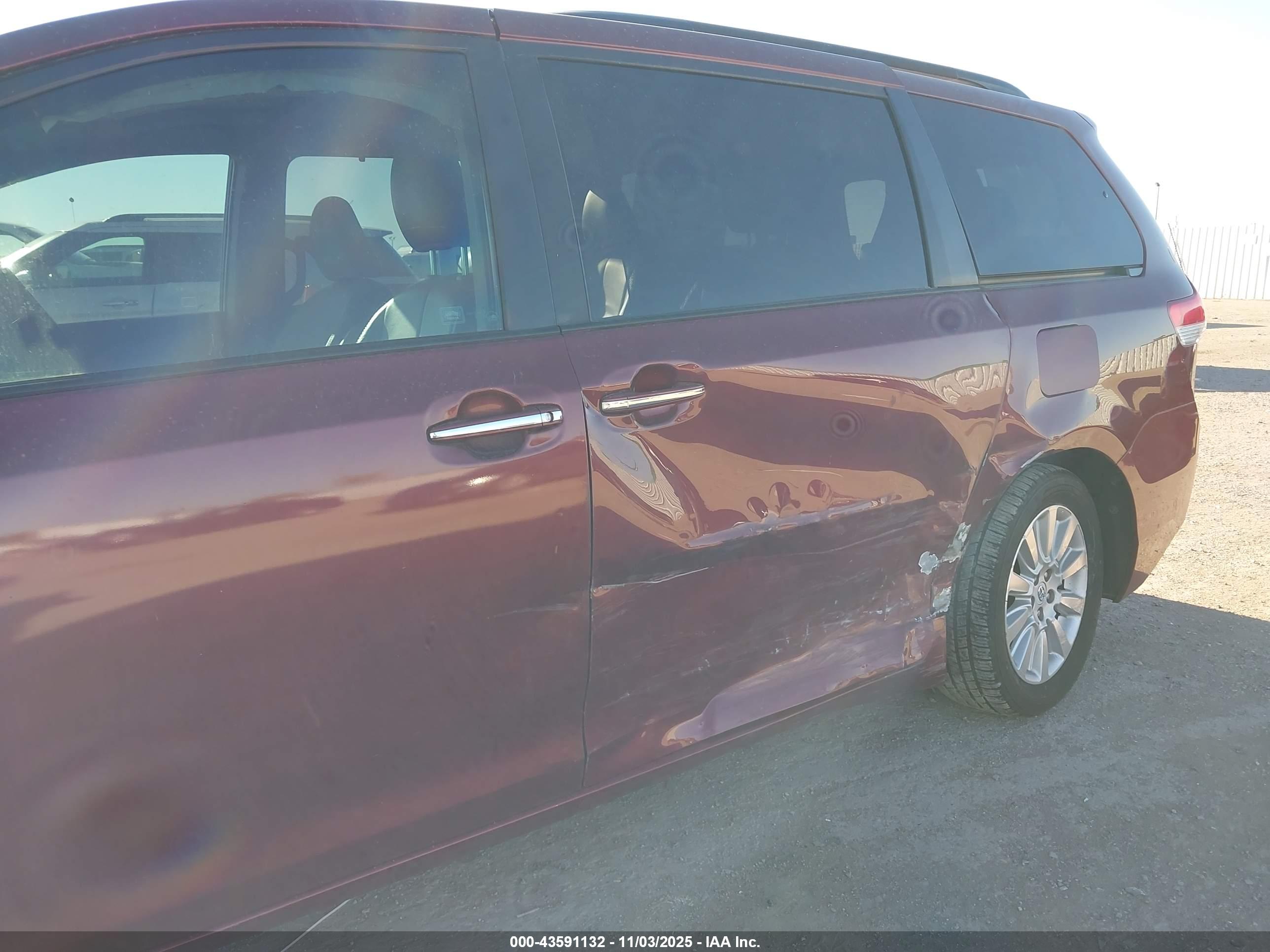 TOYOTA SIENNA image 6