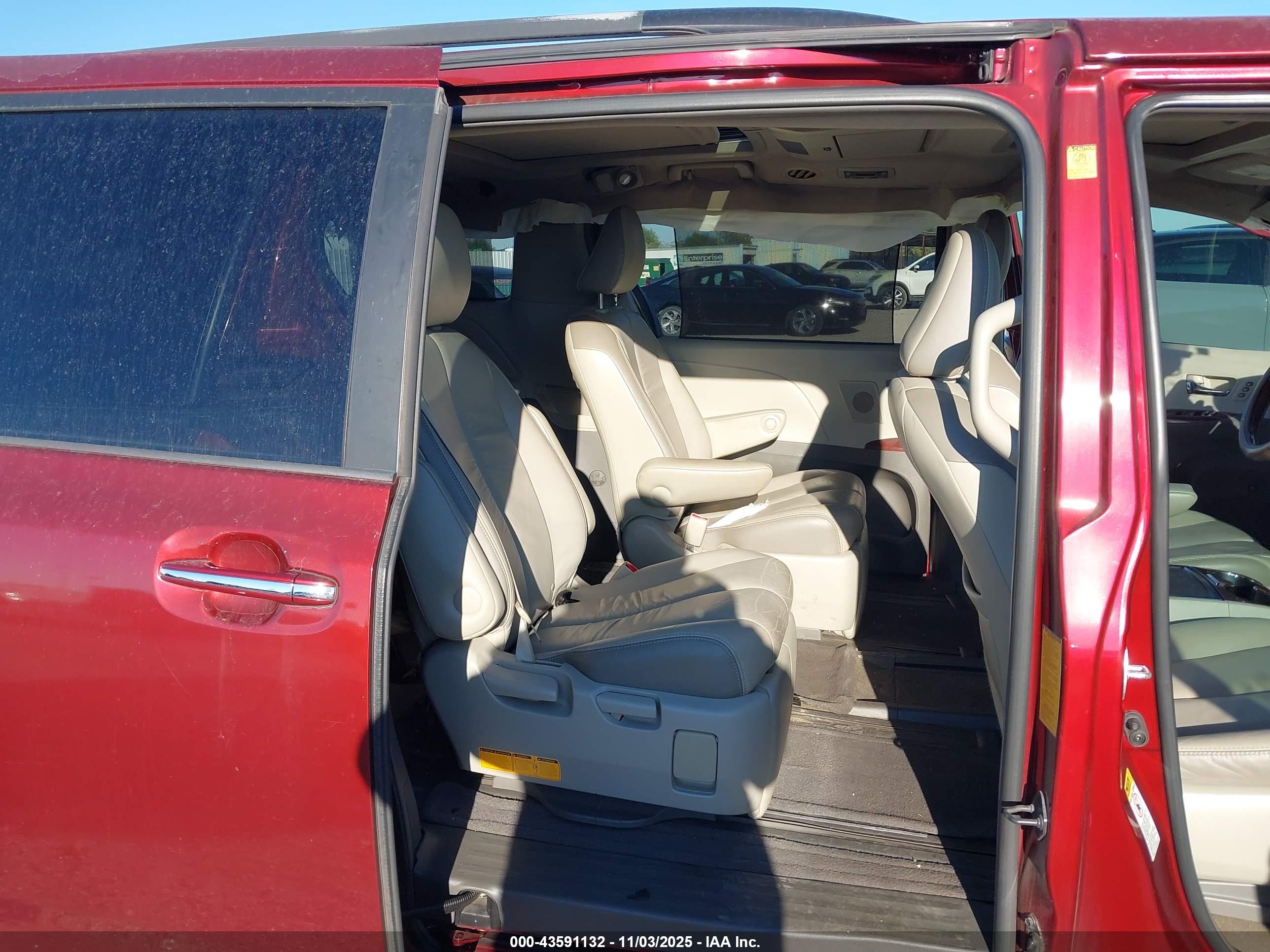 TOYOTA SIENNA image 8