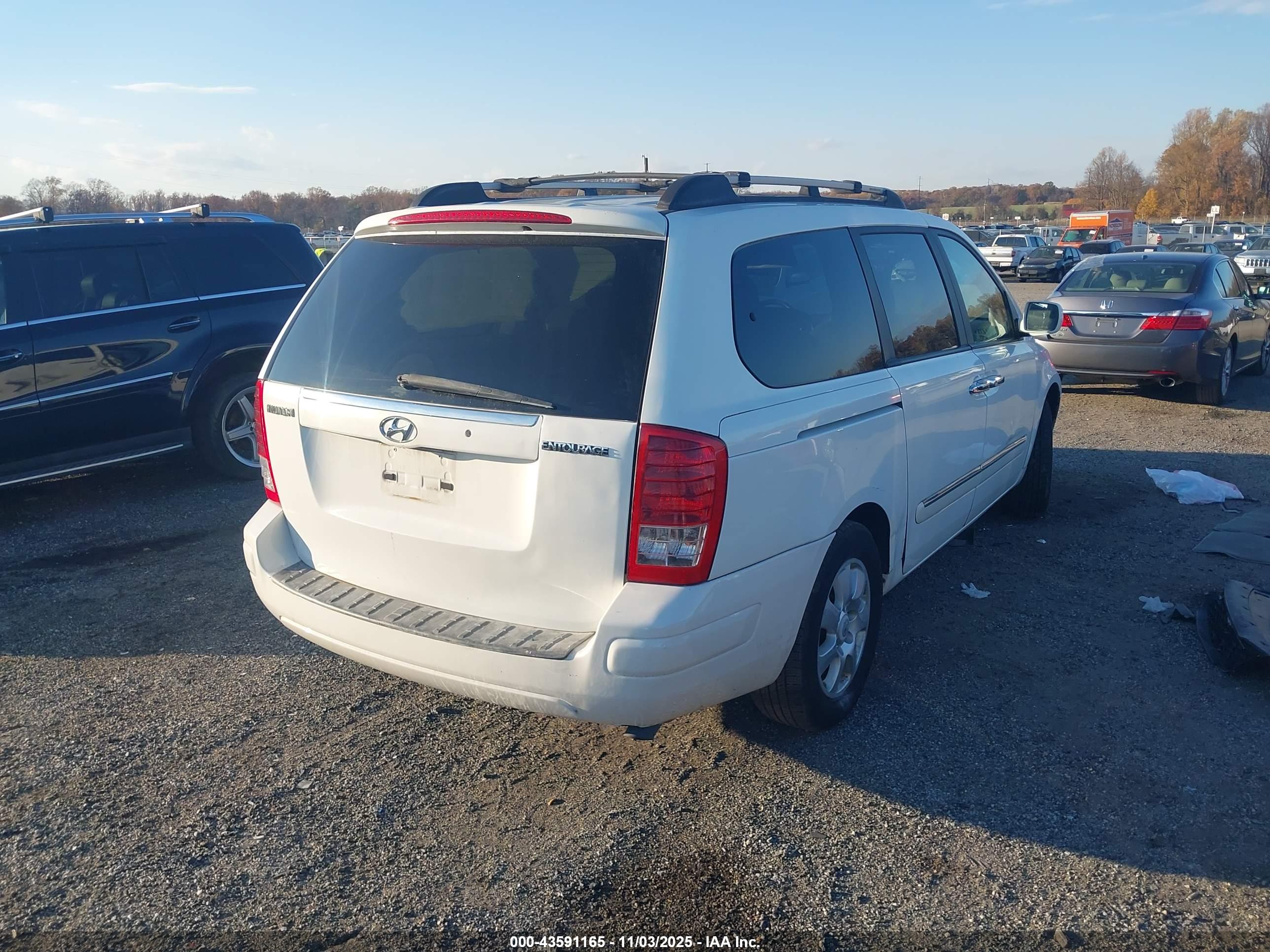 HYUNDAI ENTOURAGE image 4