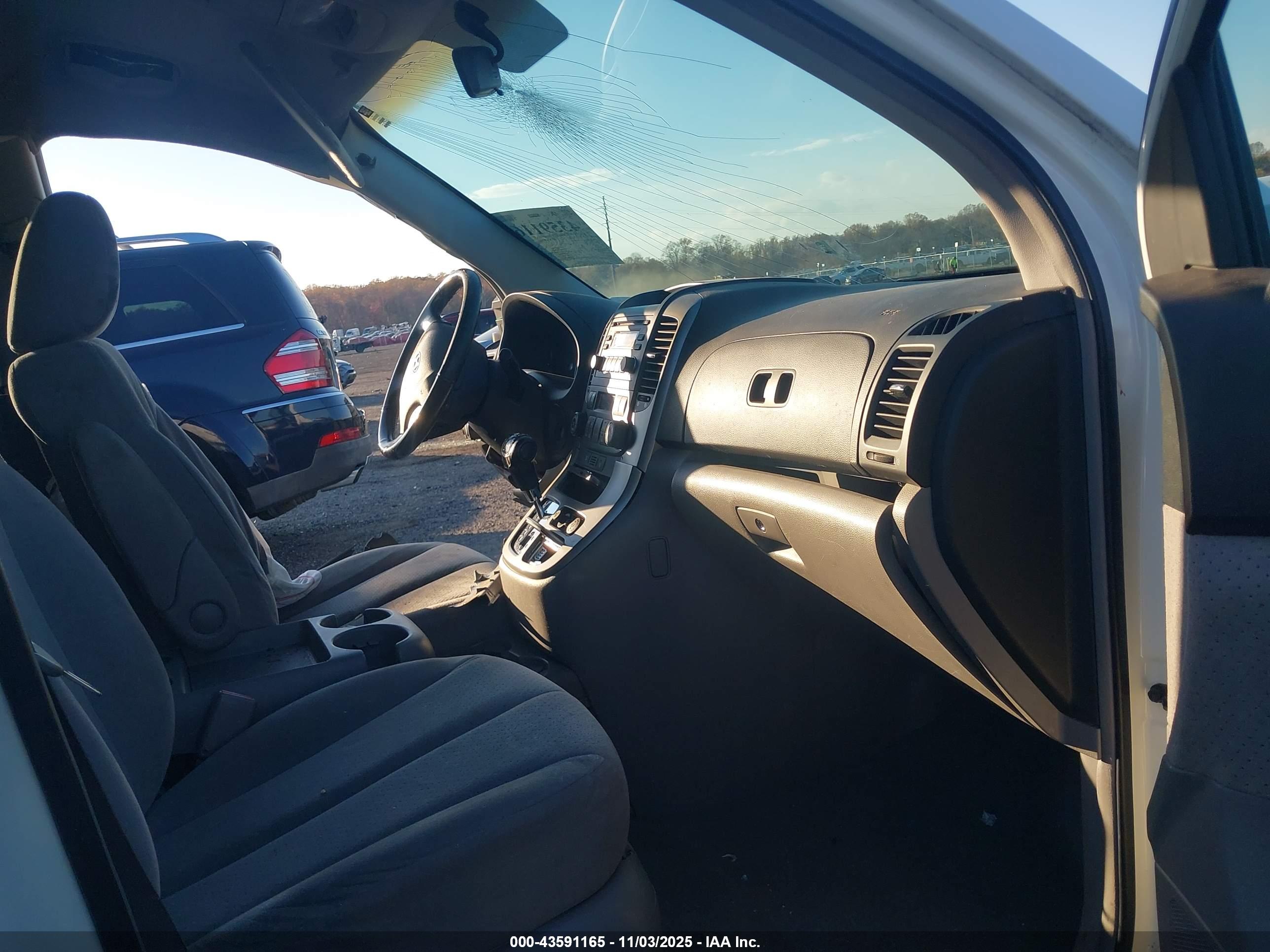 HYUNDAI ENTOURAGE image 5