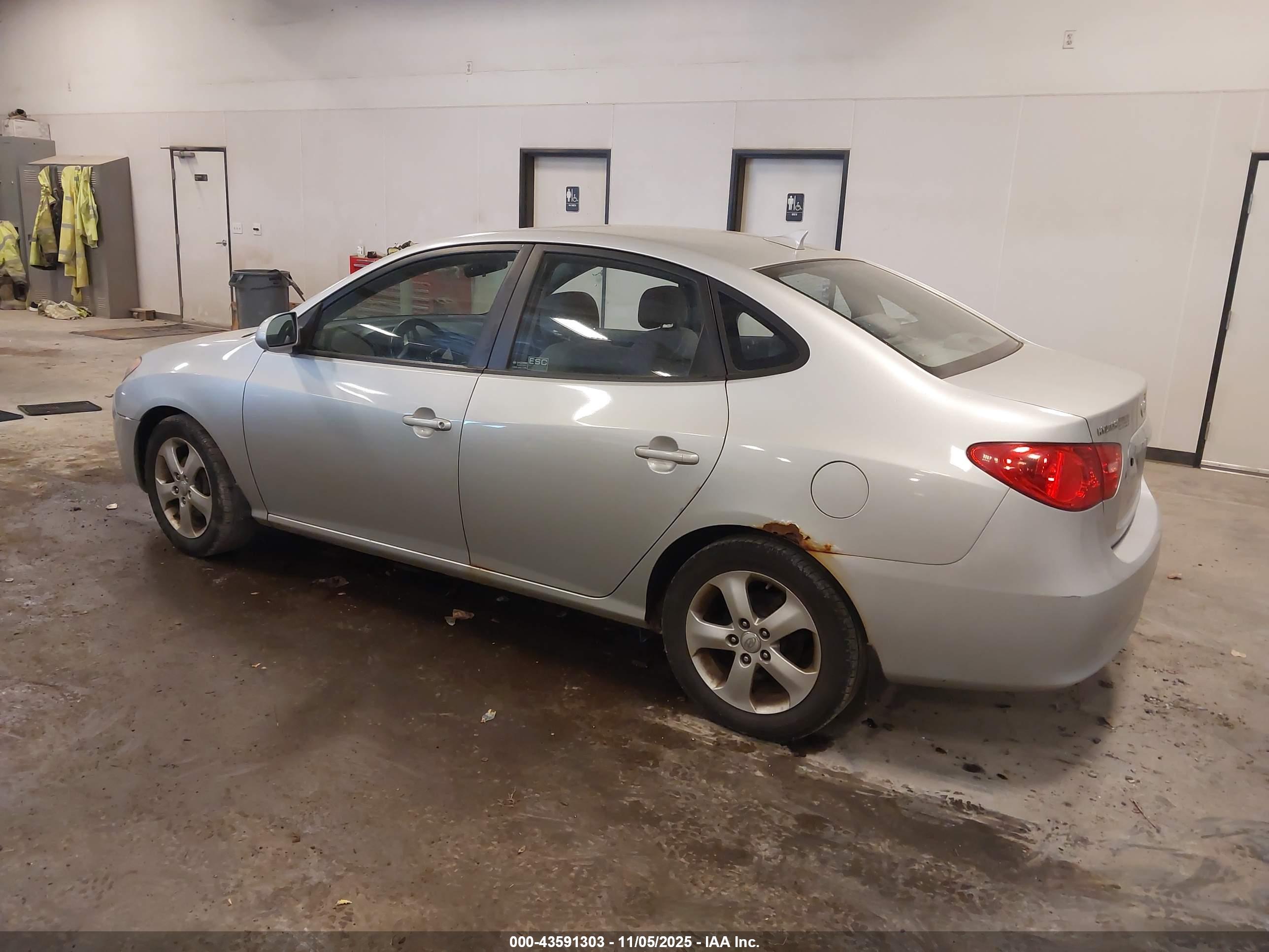 HYUNDAI ELANTRA image 3