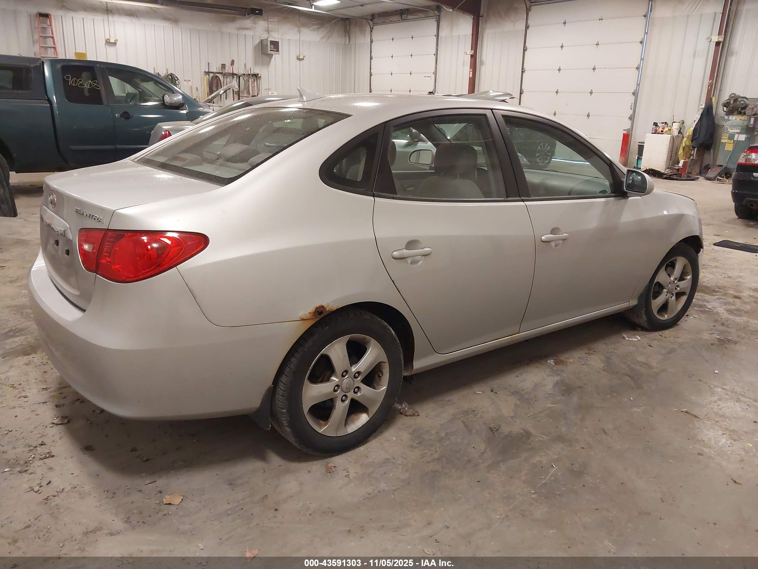 HYUNDAI ELANTRA image 4