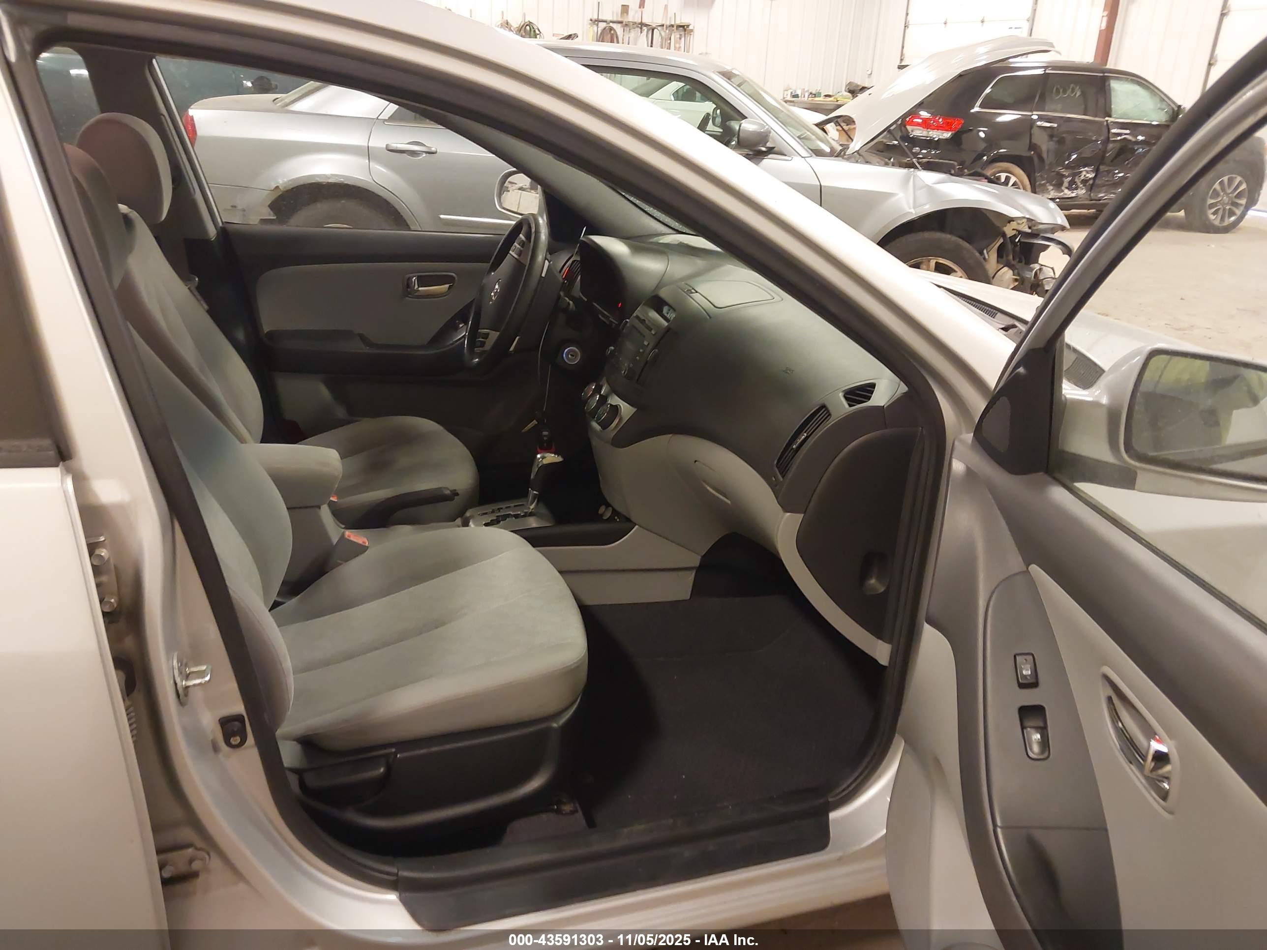 HYUNDAI ELANTRA image 5