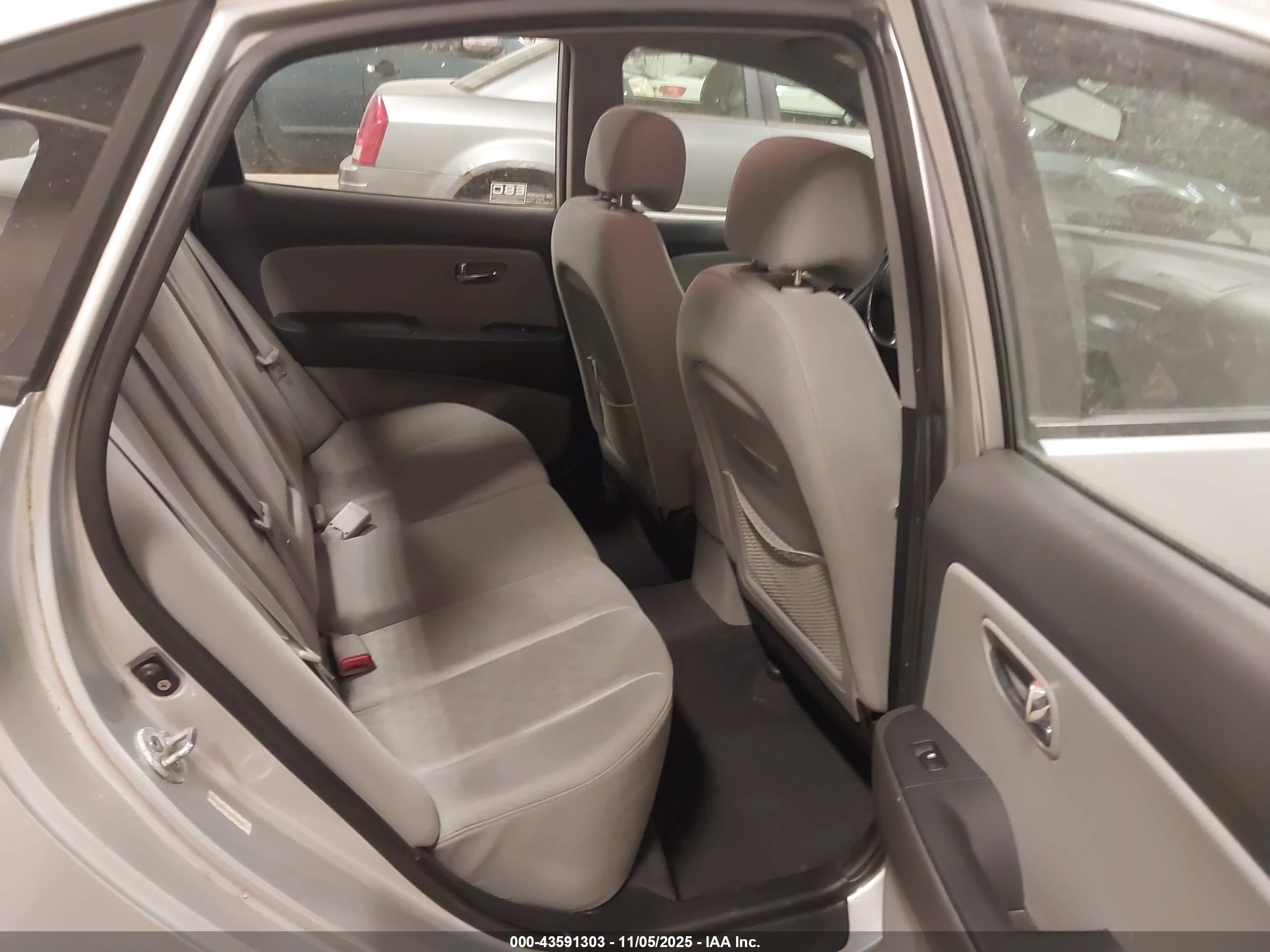 HYUNDAI ELANTRA image 8