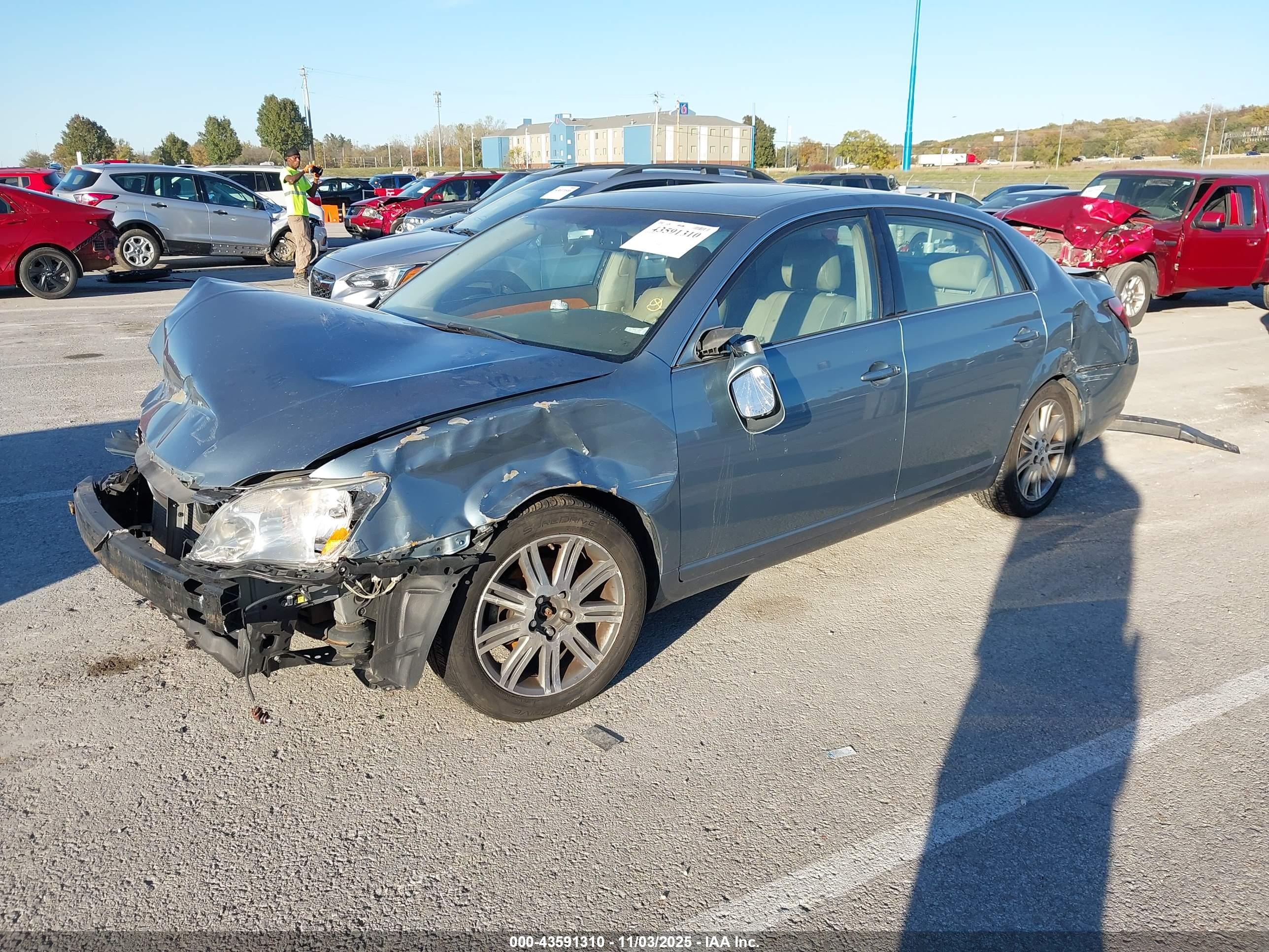 TOYOTA AVALON image 2