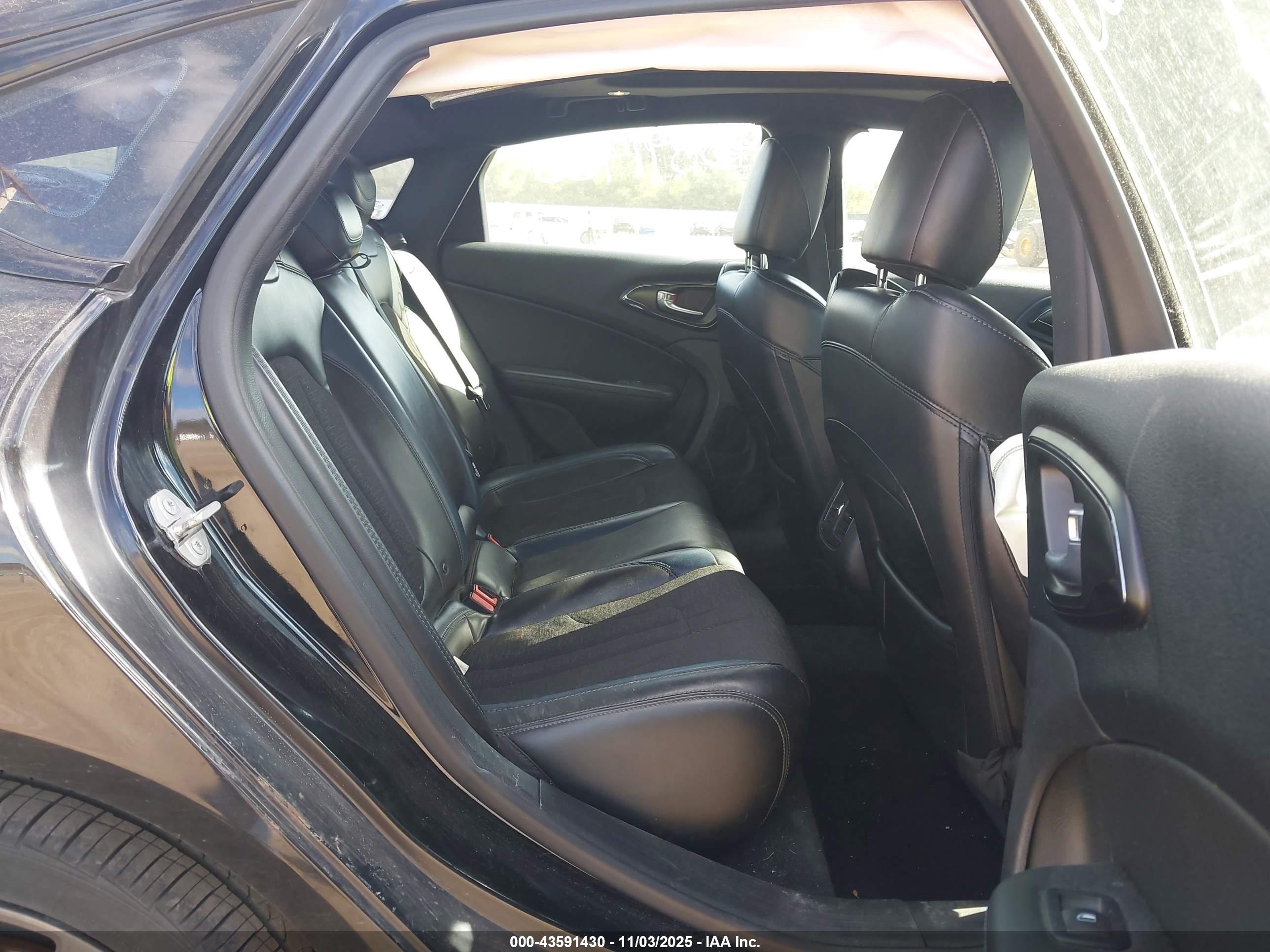 CHRYSLER 200 image 8