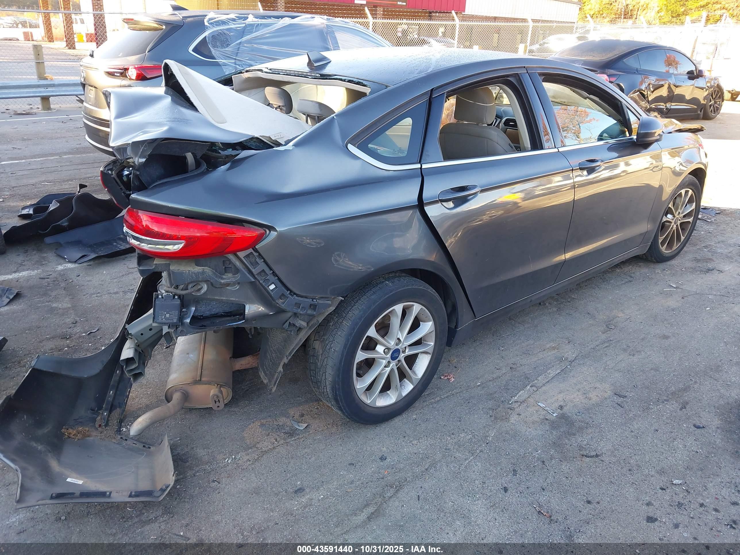 FORD FUSION image 4