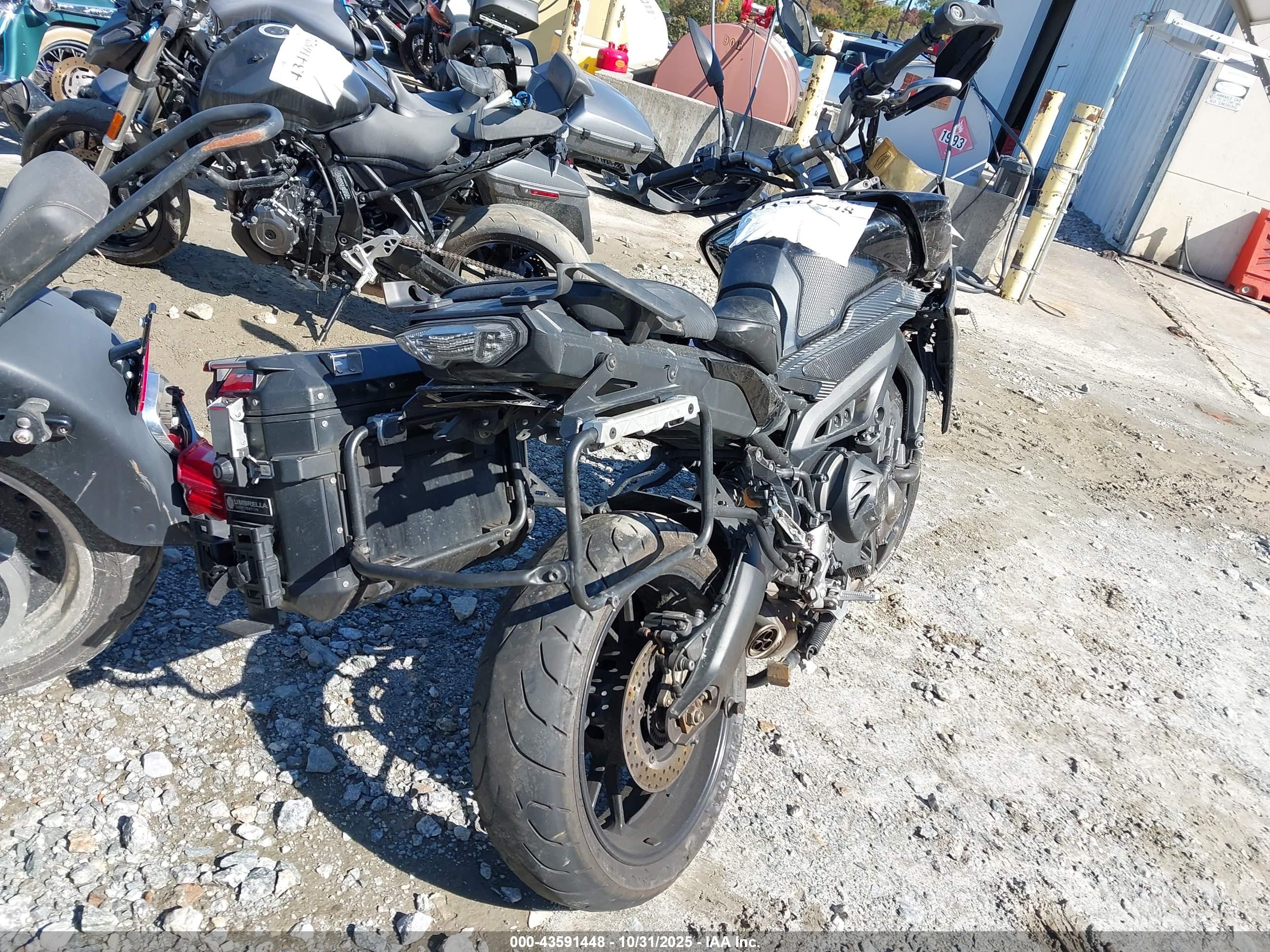 YAMAHA FJ09 image 4