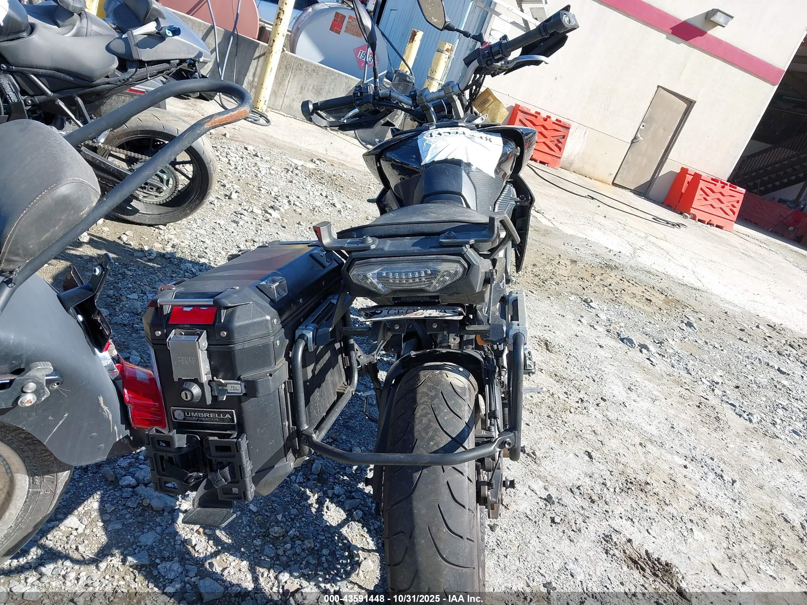 YAMAHA FJ09 image 6