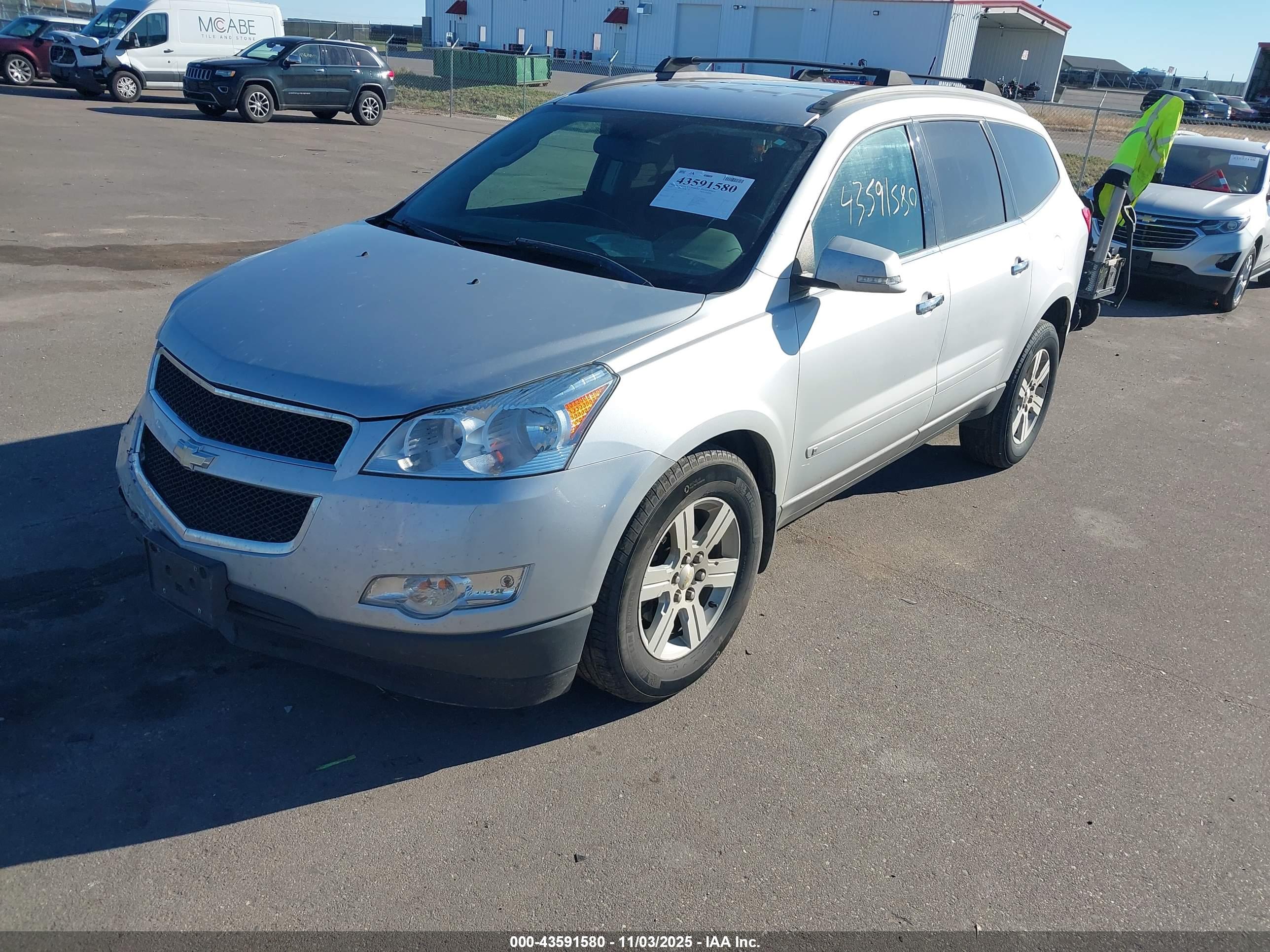 CHEVROLET TRAVERSE image 2