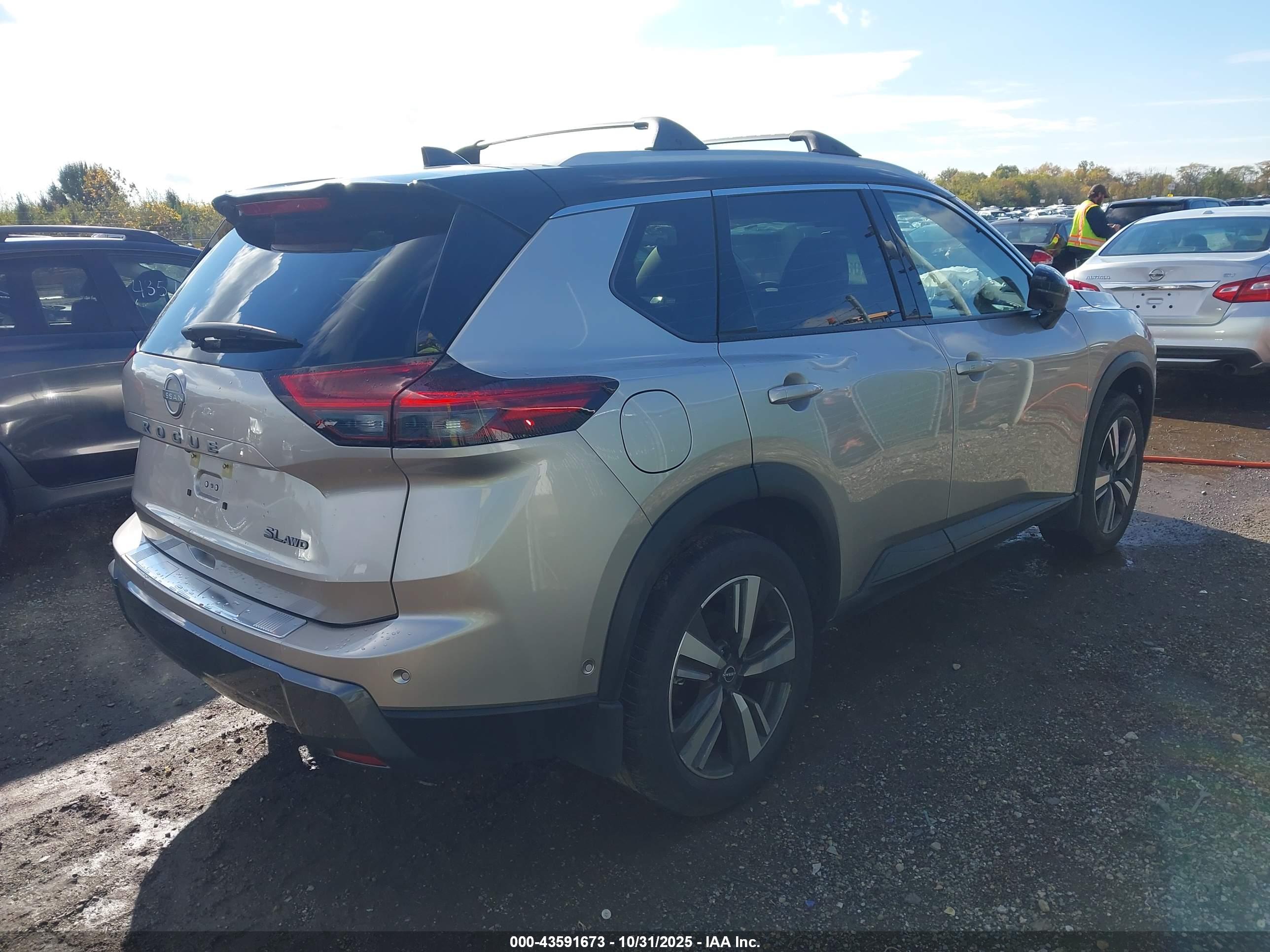 NISSAN ROGUE image 4