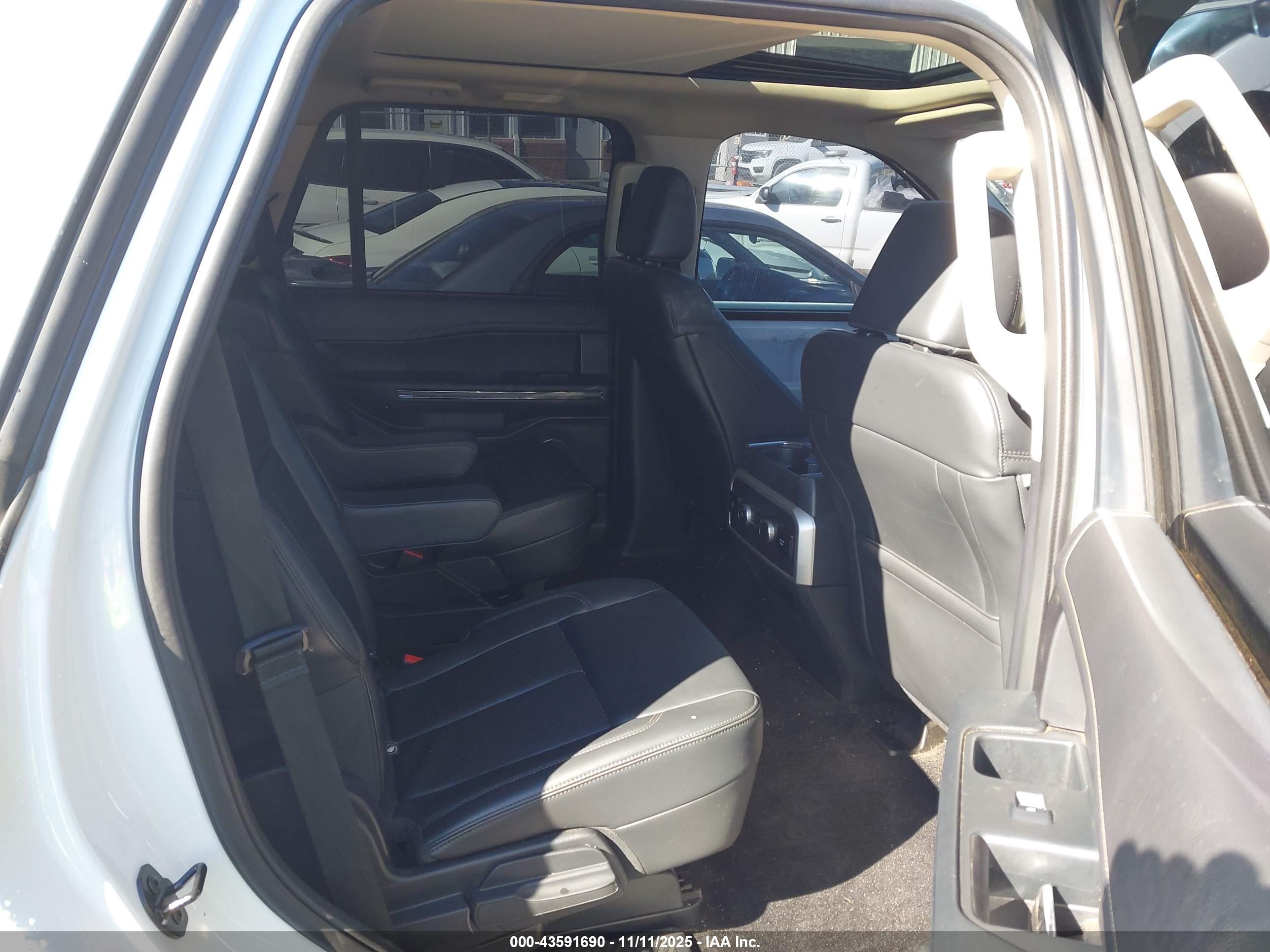 FORD EXPEDITION image 8