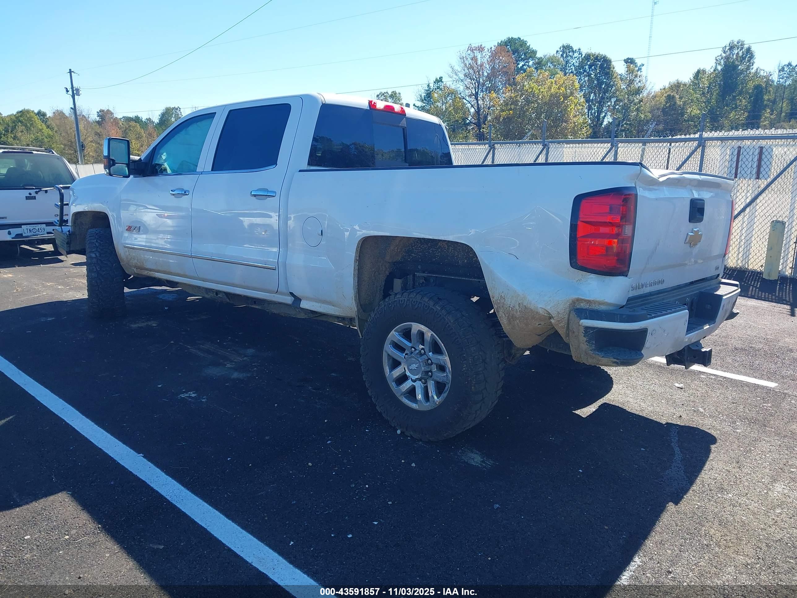 CHEVROLET SILVERADO image 3