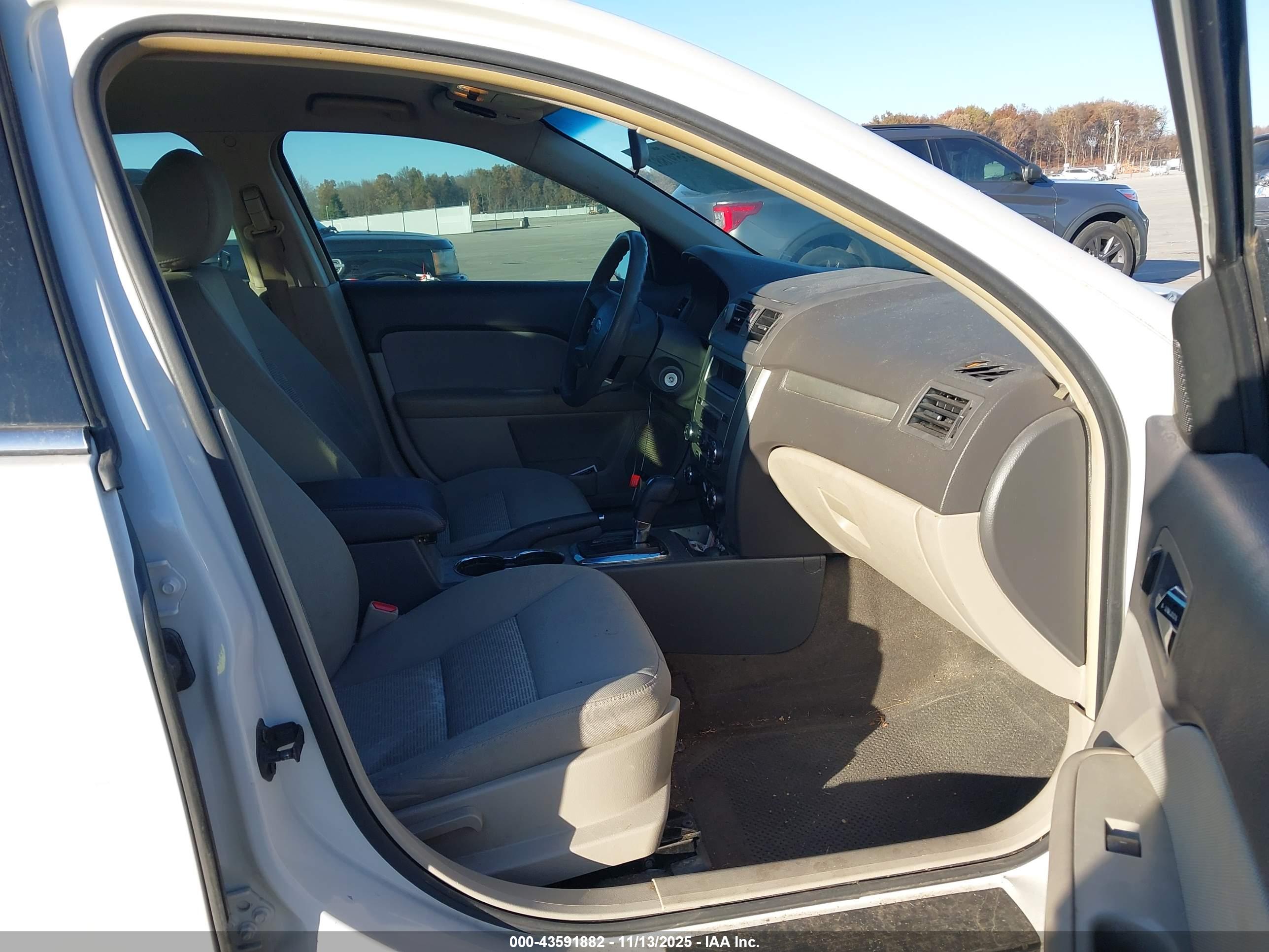 FORD FUSION image 5