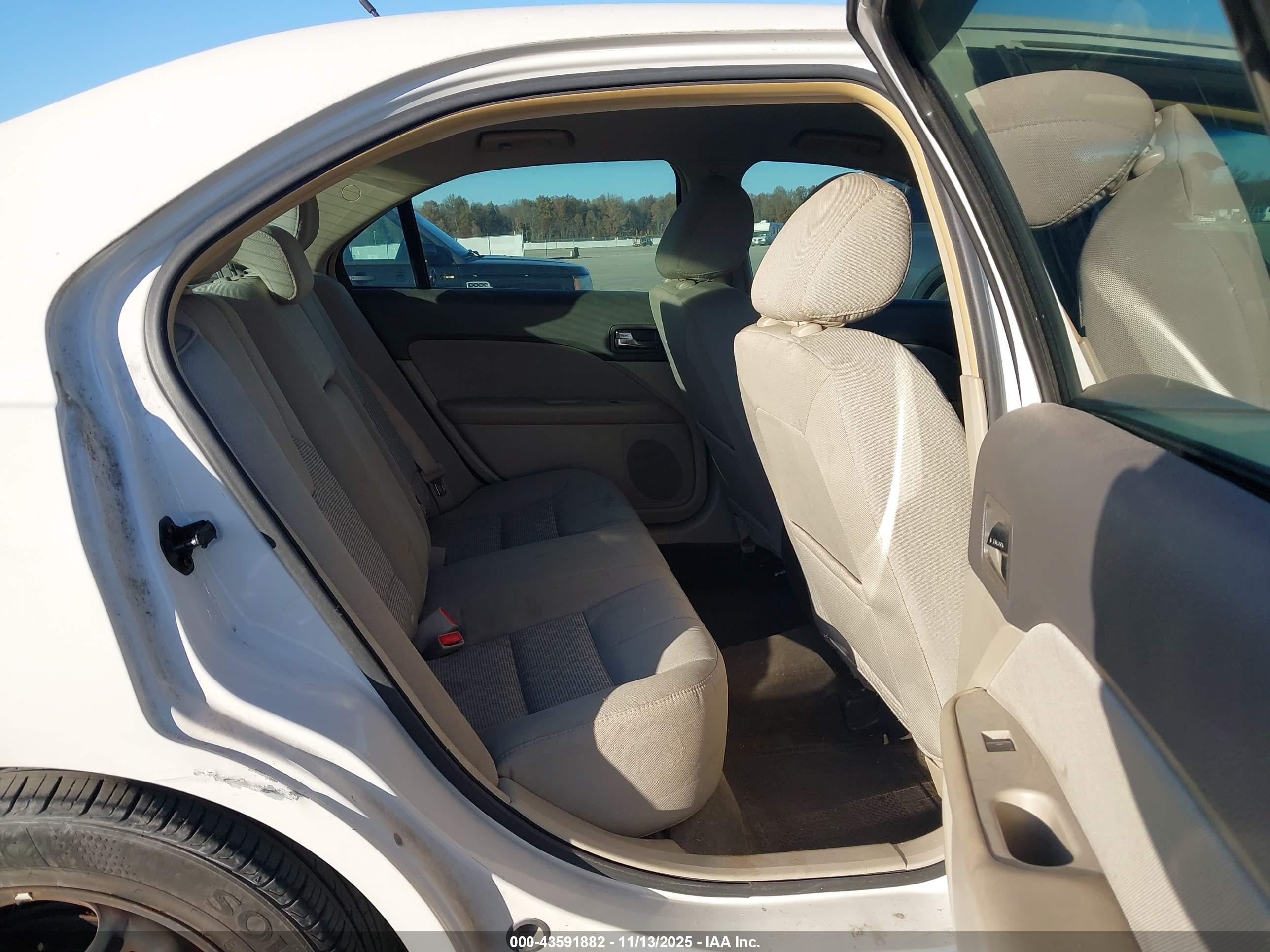 FORD FUSION image 8