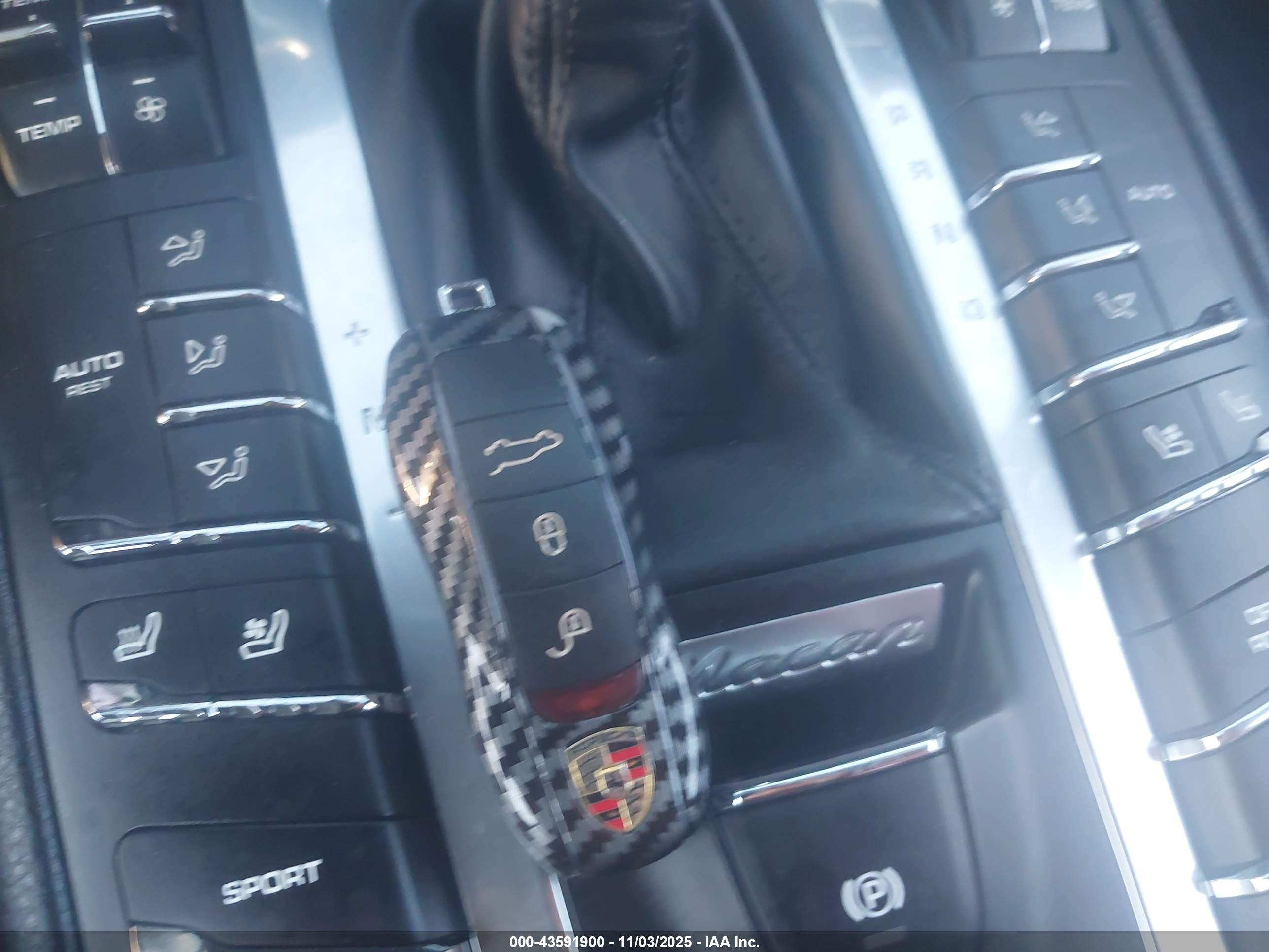 PORSCHE MACAN image 11