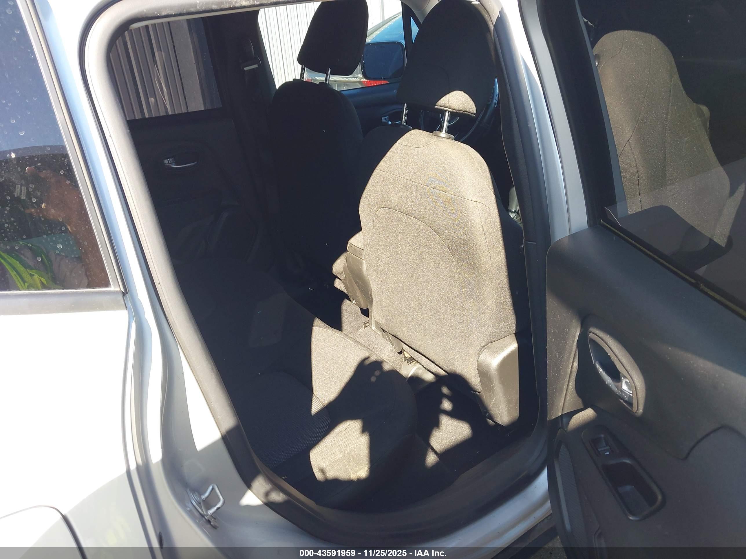 JEEP RENEGADE image 8