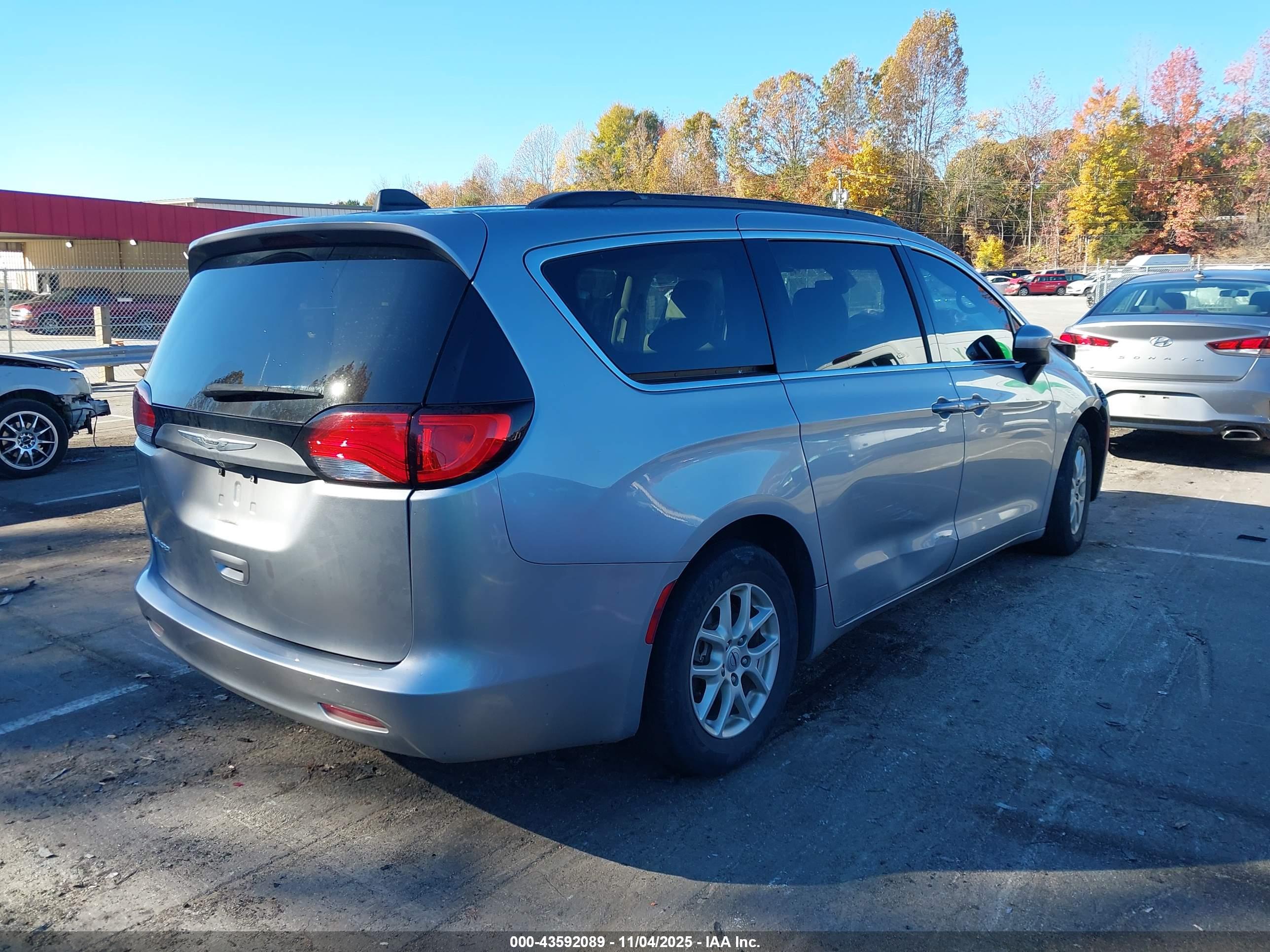 CHRYSLER VOYAGER image 4
