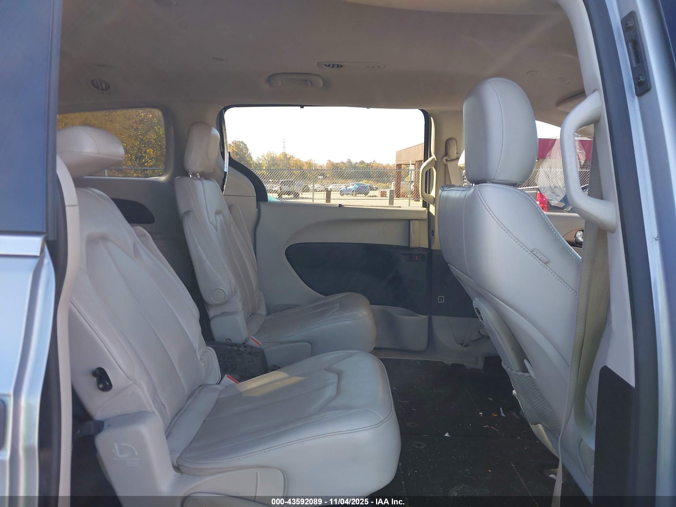 CHRYSLER VOYAGER image 8