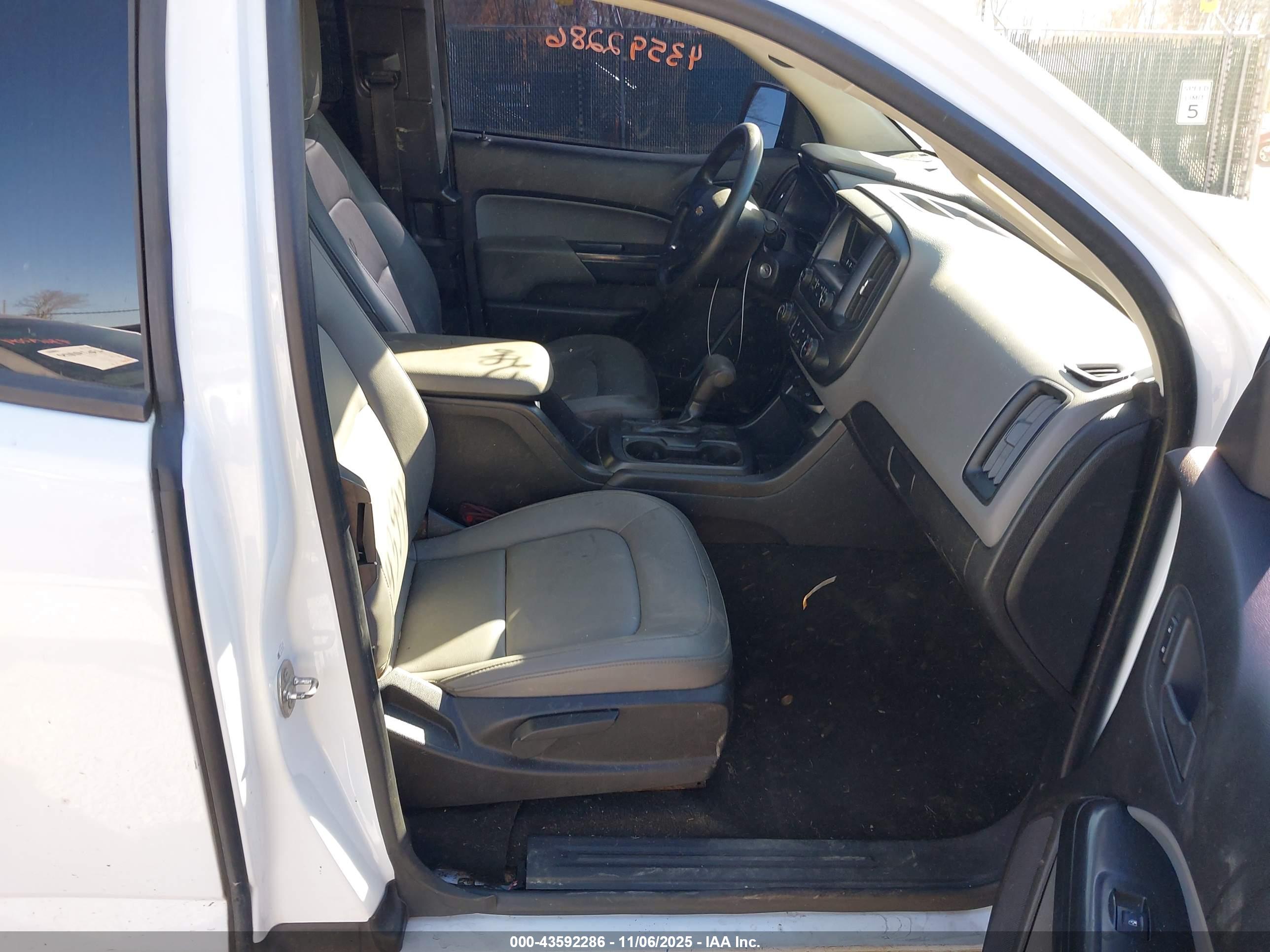 CHEVROLET COLORADO image 5