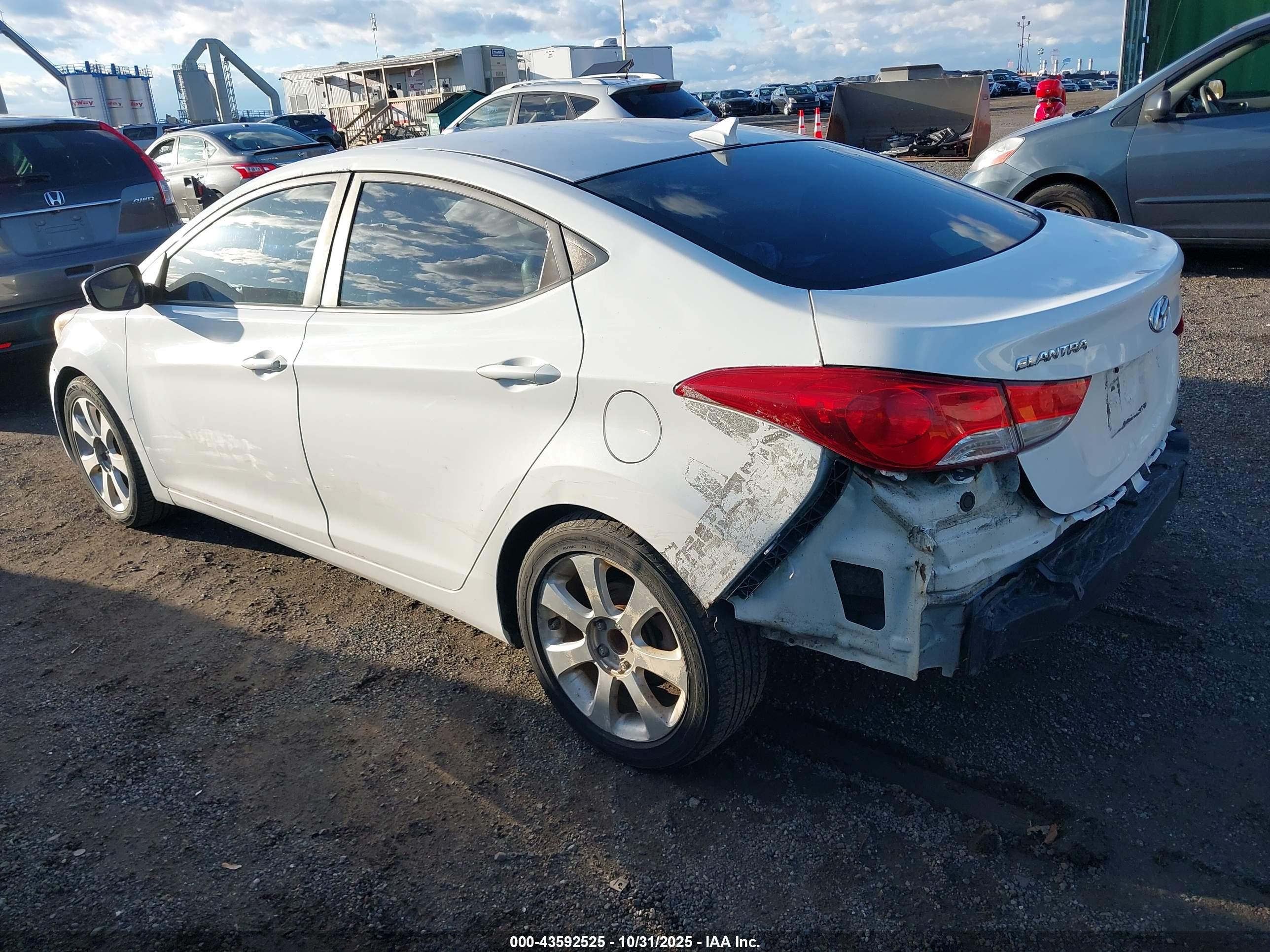 HYUNDAI ELANTRA image 3
