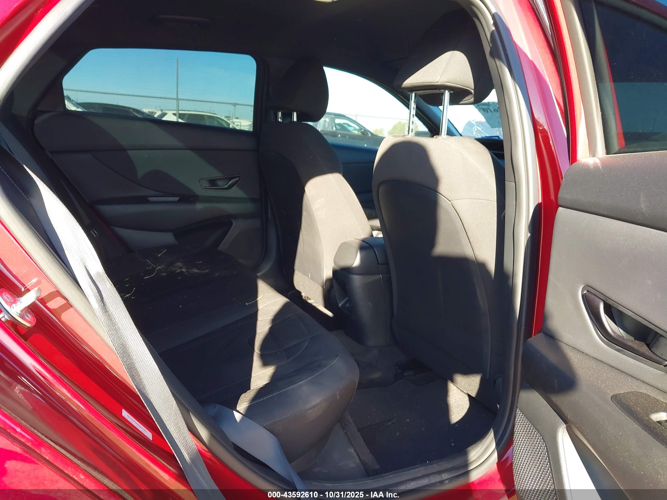 HYUNDAI ELANTRA image 8
