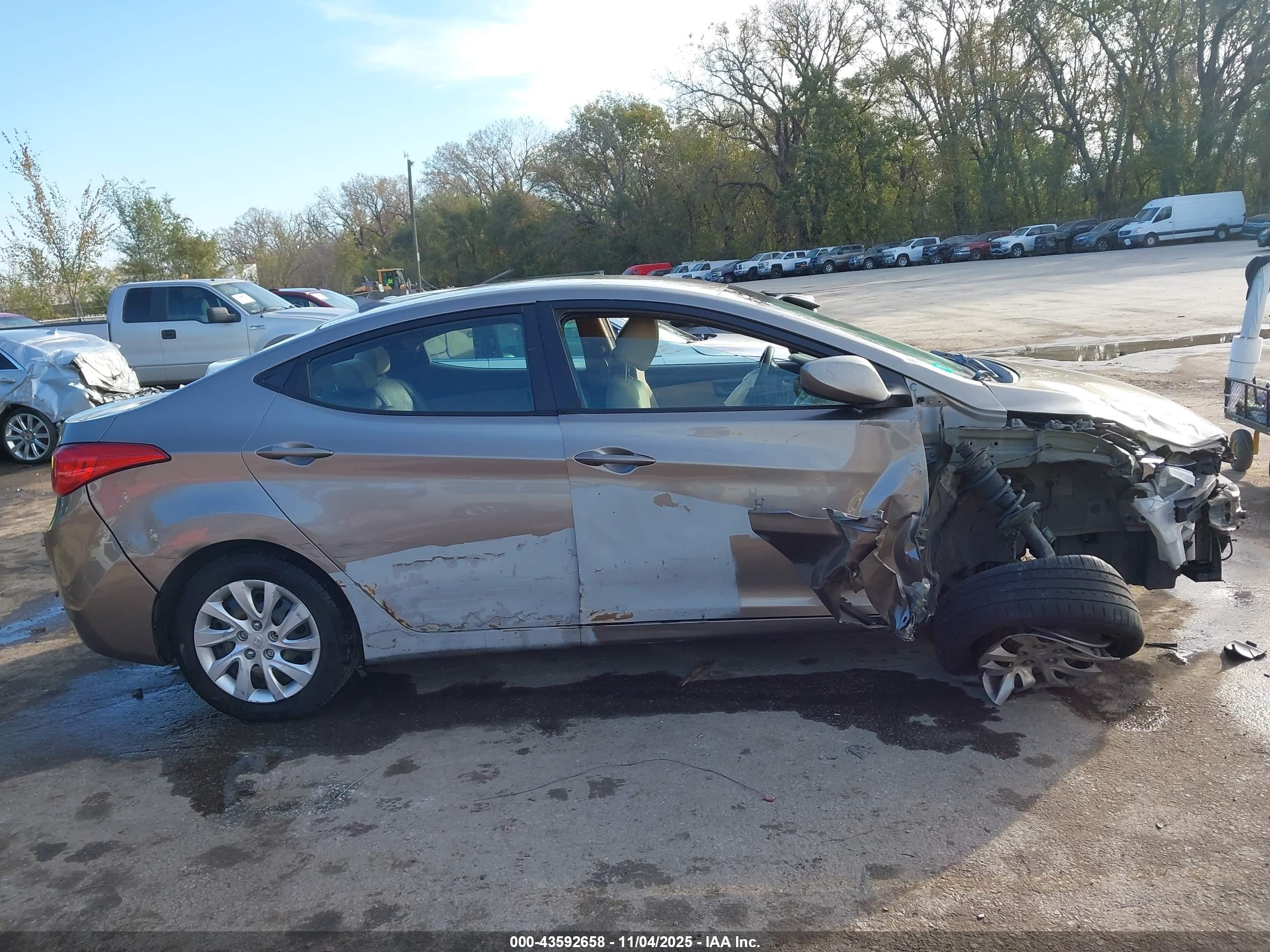 HYUNDAI ELANTRA image 6