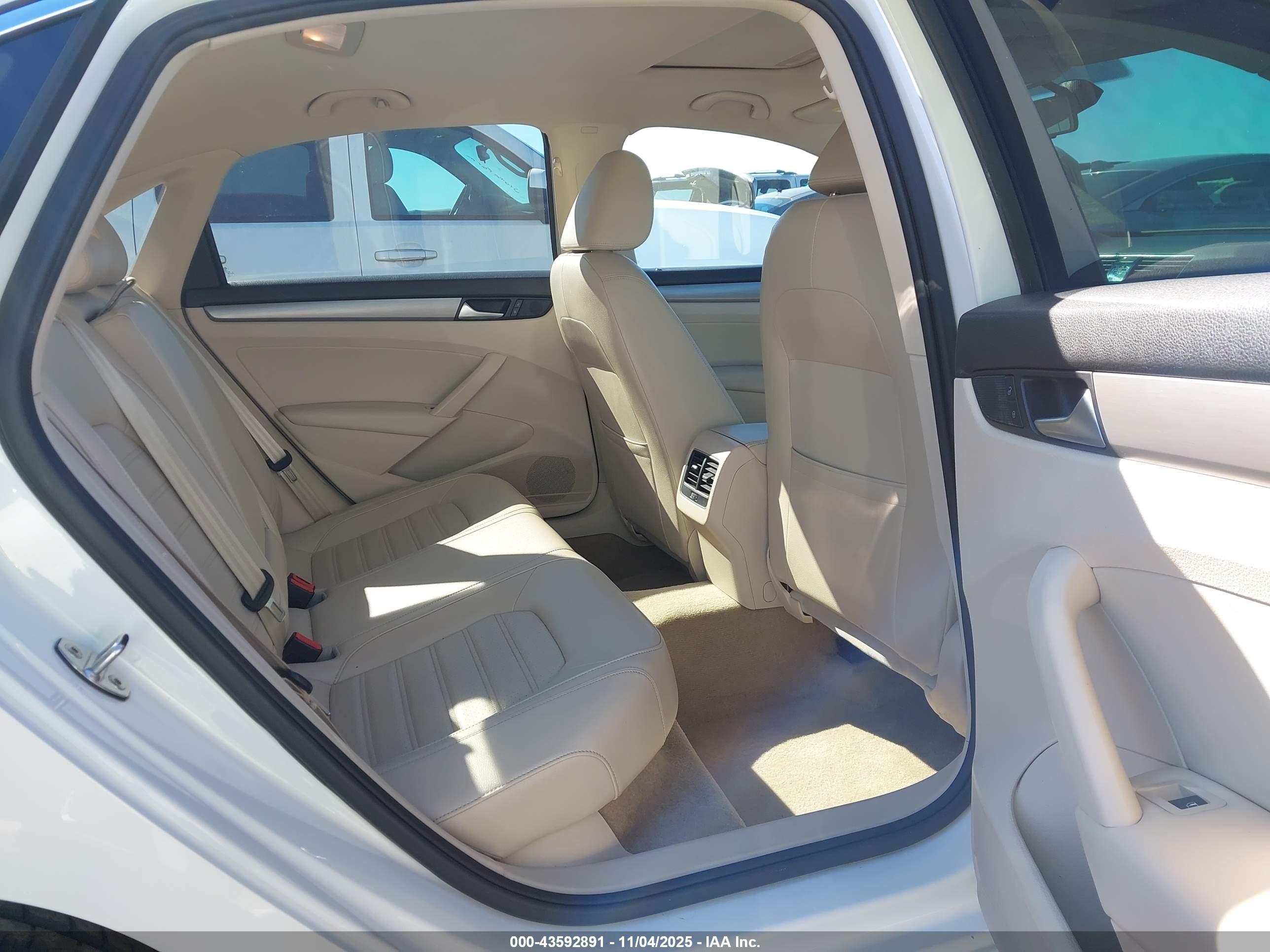 VOLKSWAGEN PASSAT image 8