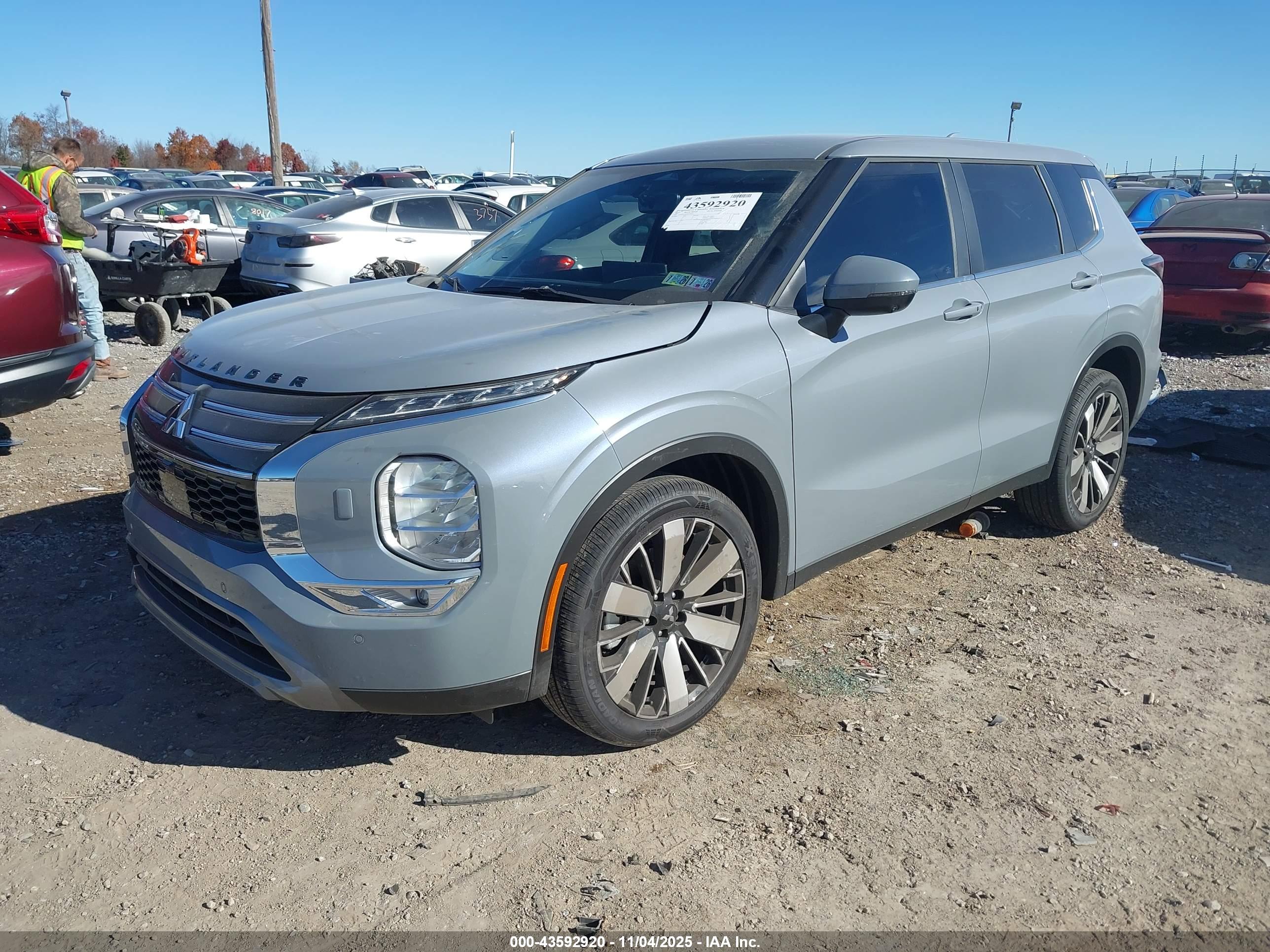 MITSUBISHI OUTLANDER image 2