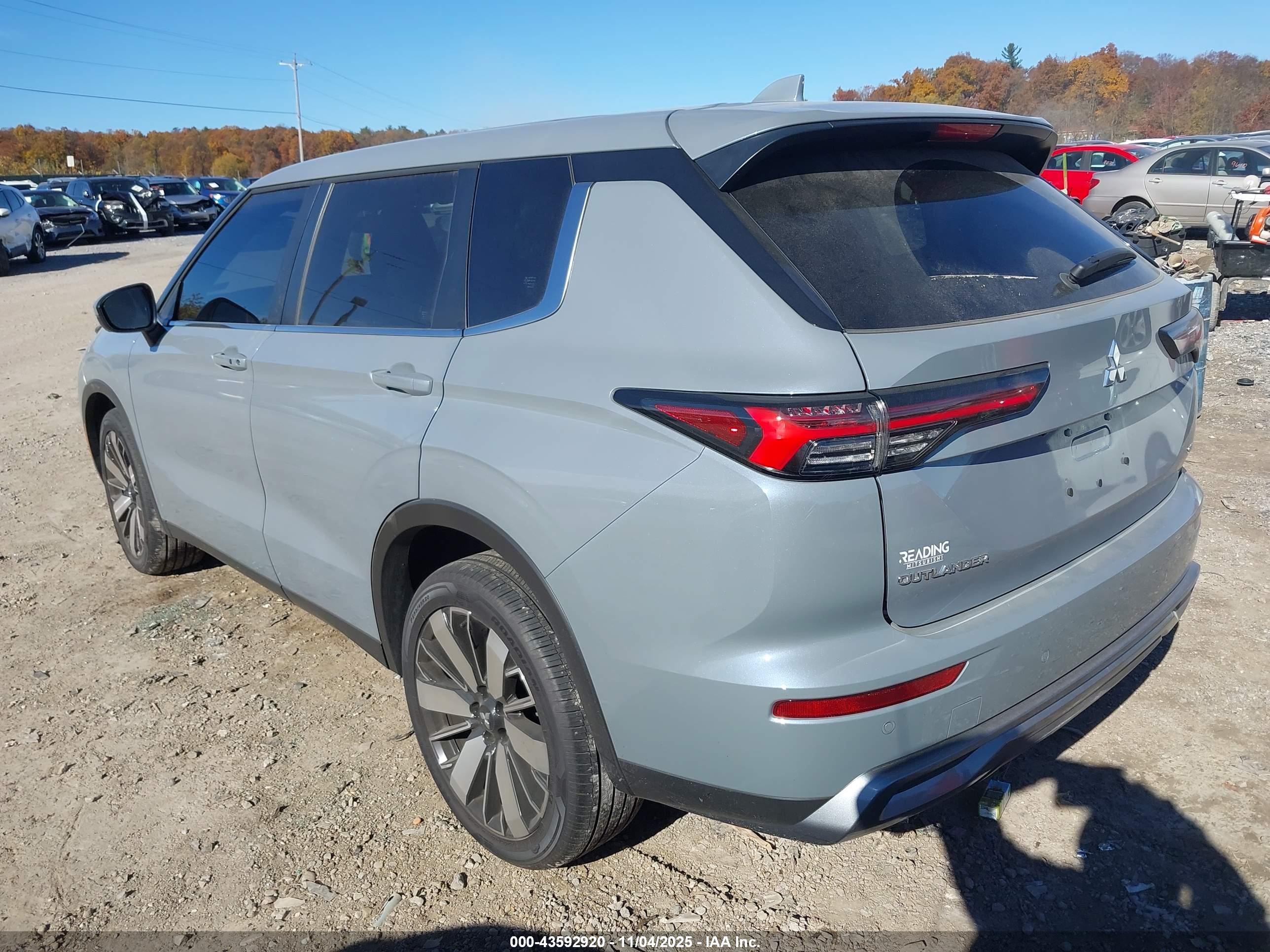 MITSUBISHI OUTLANDER image 3