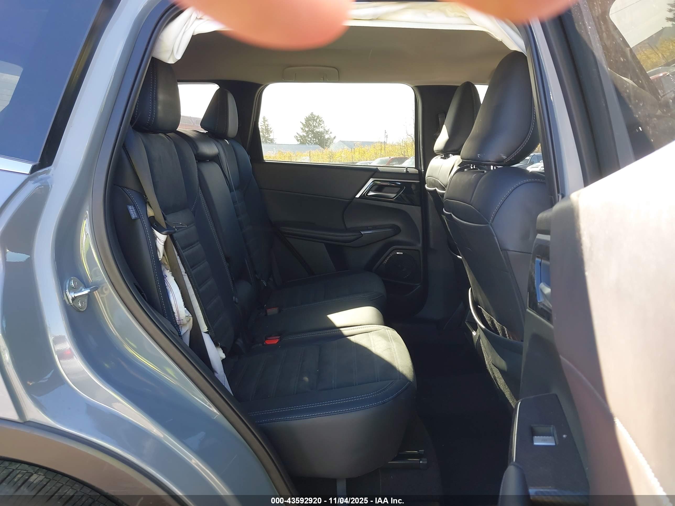 MITSUBISHI OUTLANDER image 8