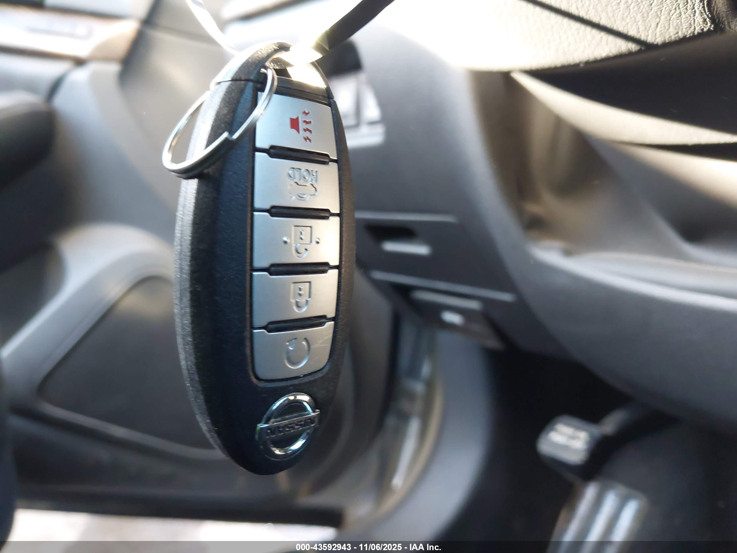 NISSAN MAXIMA image 11