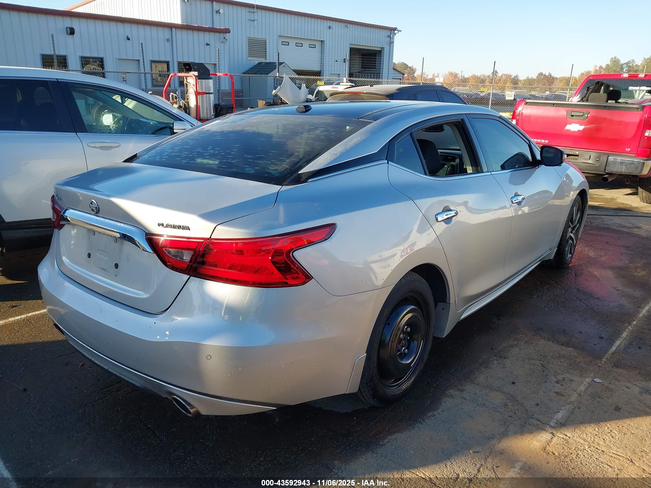 NISSAN MAXIMA image 4