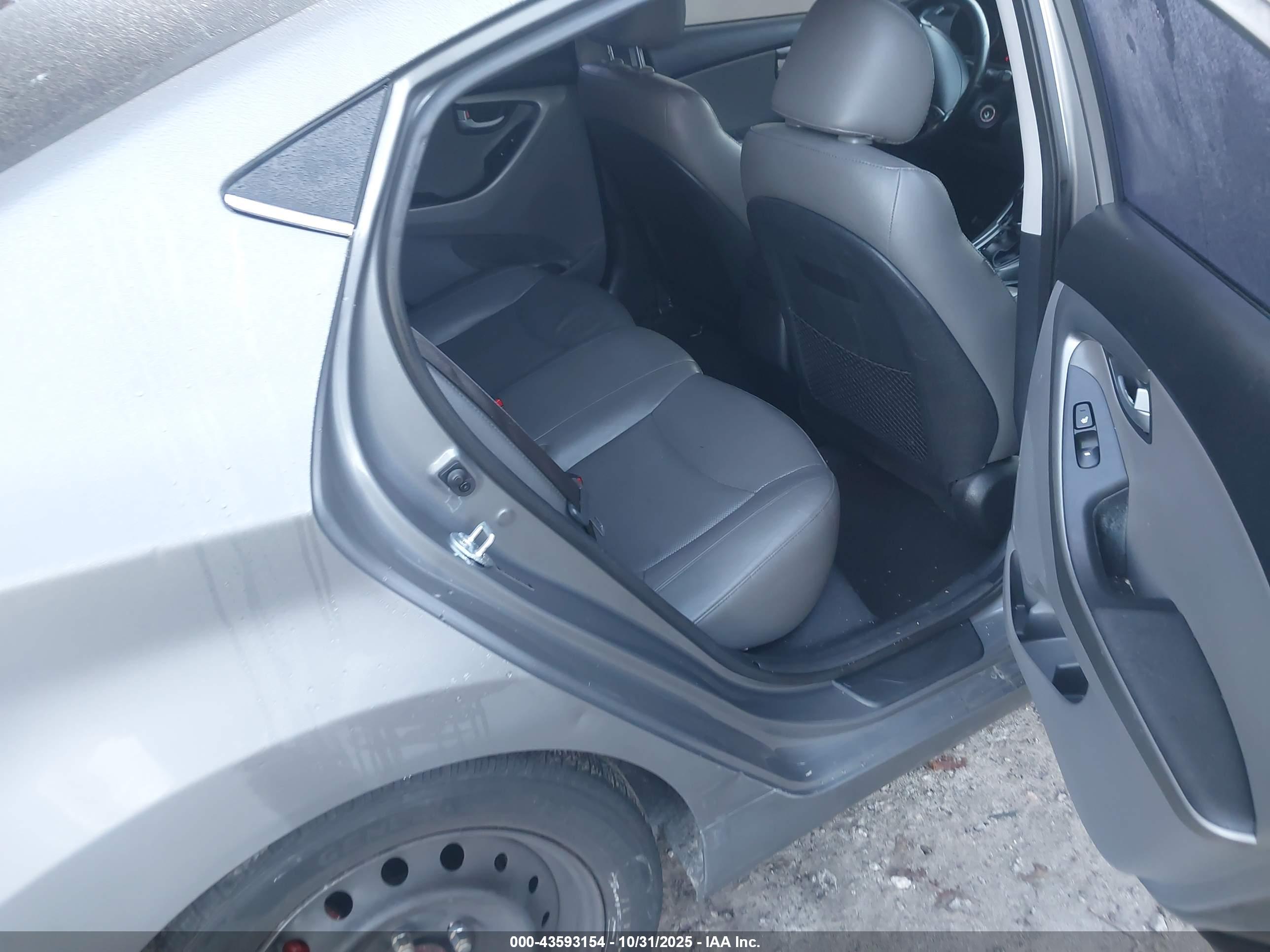 HYUNDAI ELANTRA image 8