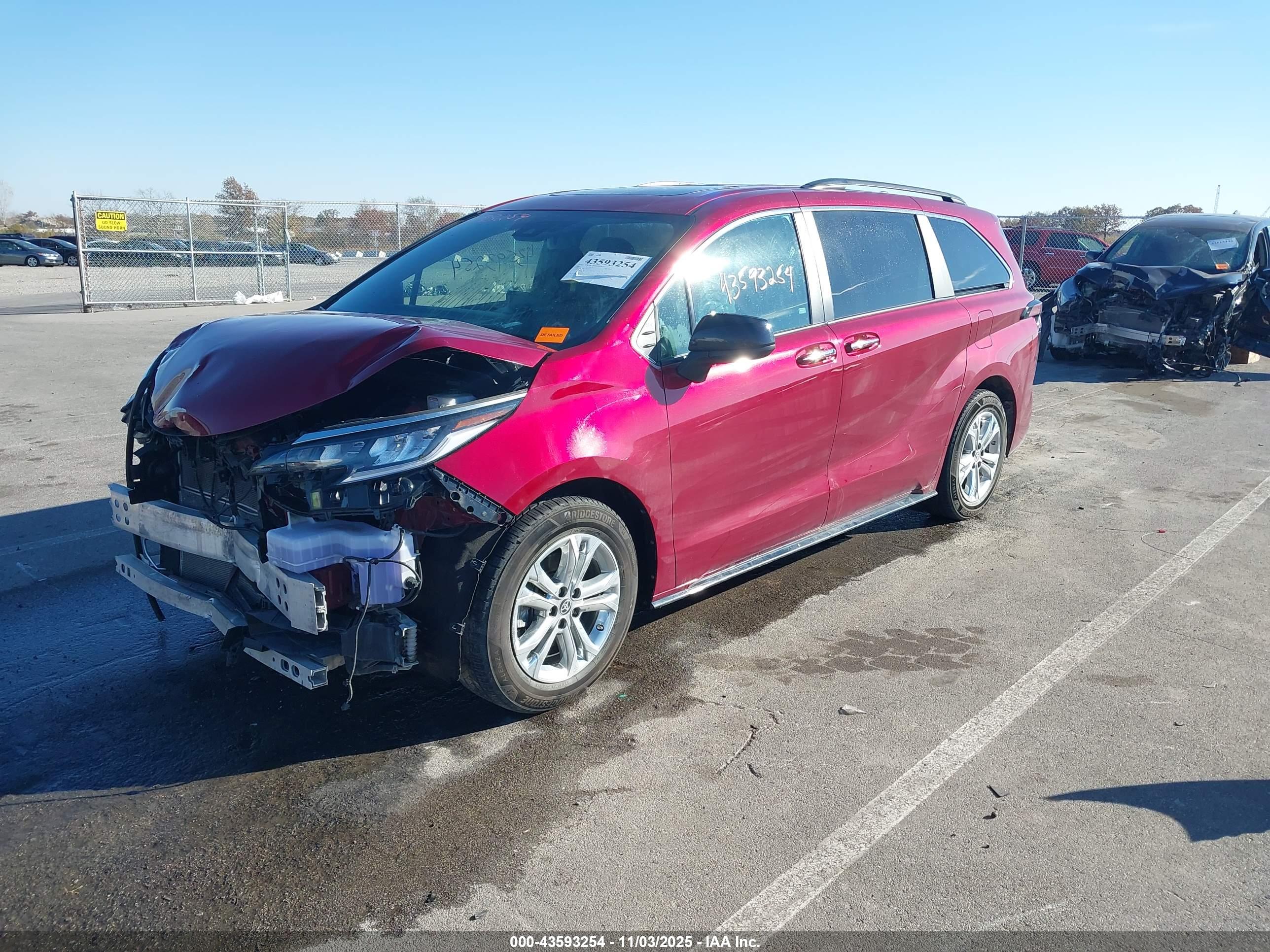 TOYOTA SIENNA image 2