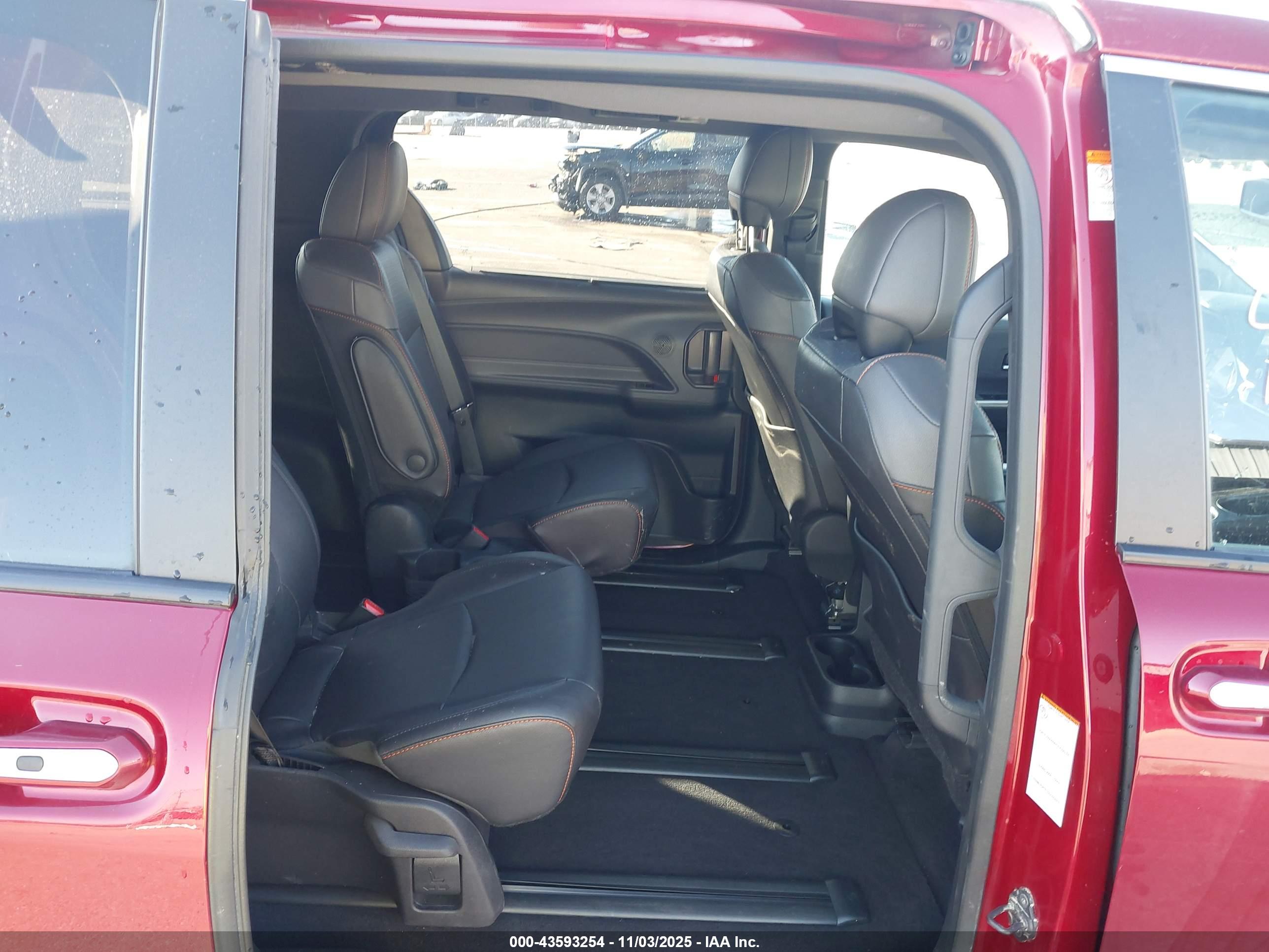 TOYOTA SIENNA image 8