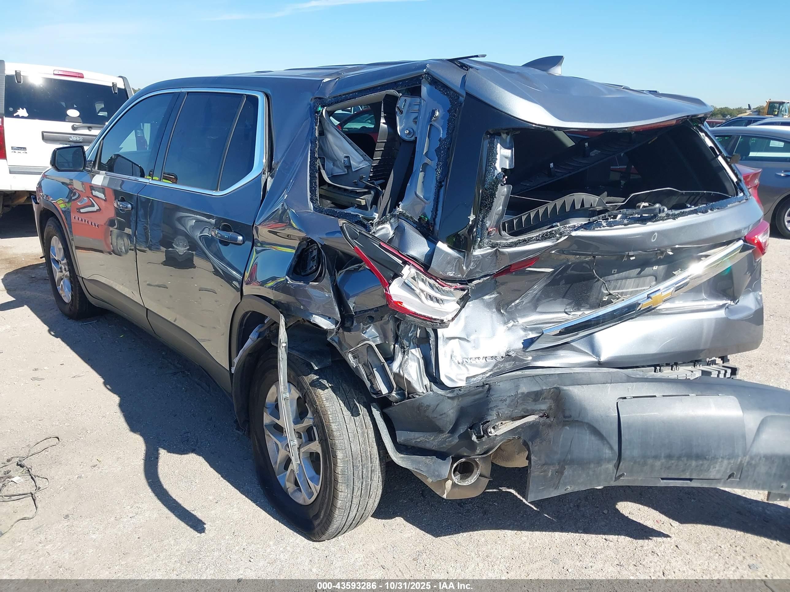 CHEVROLET TRAVERSE image 3