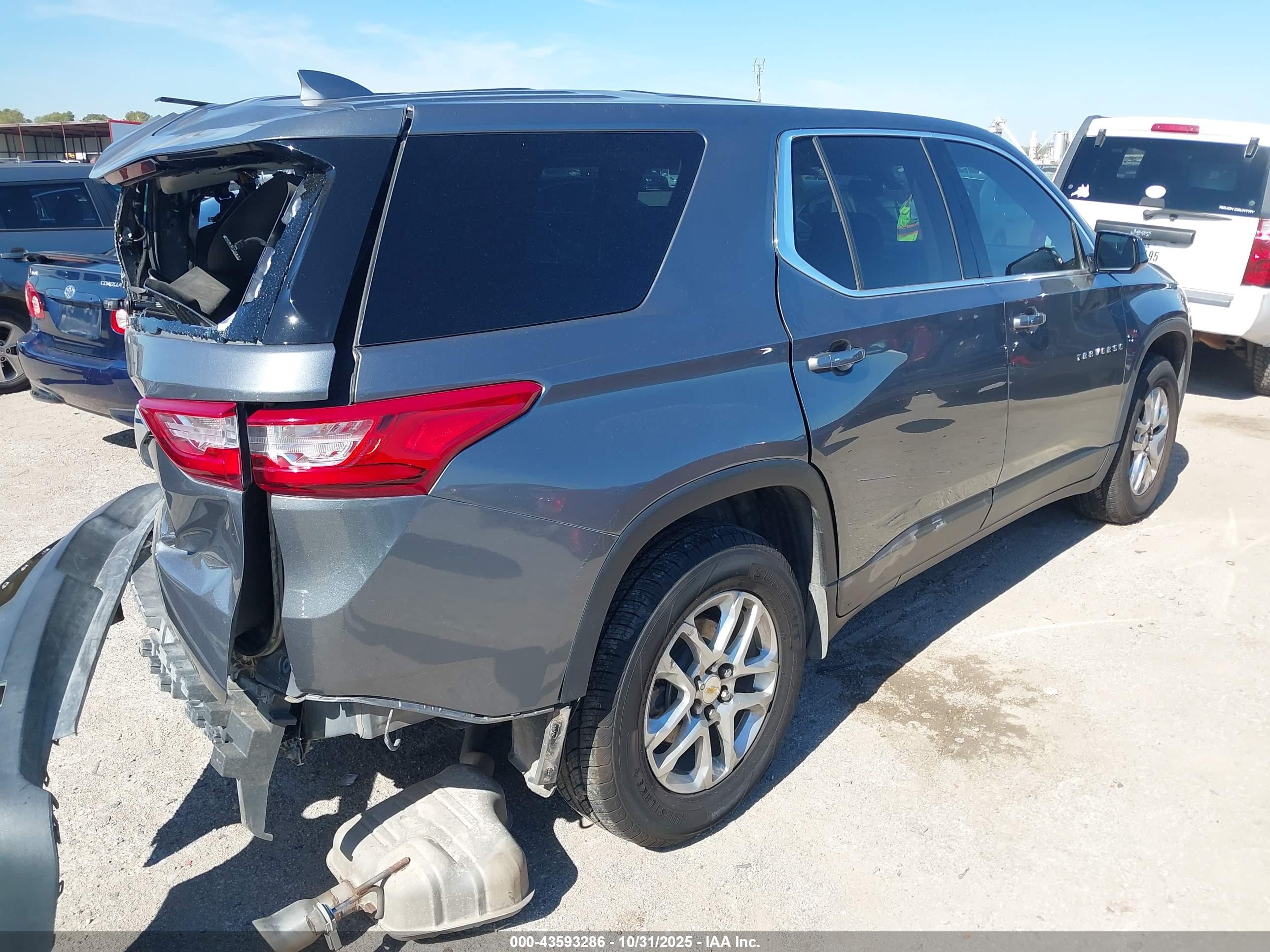 CHEVROLET TRAVERSE image 4