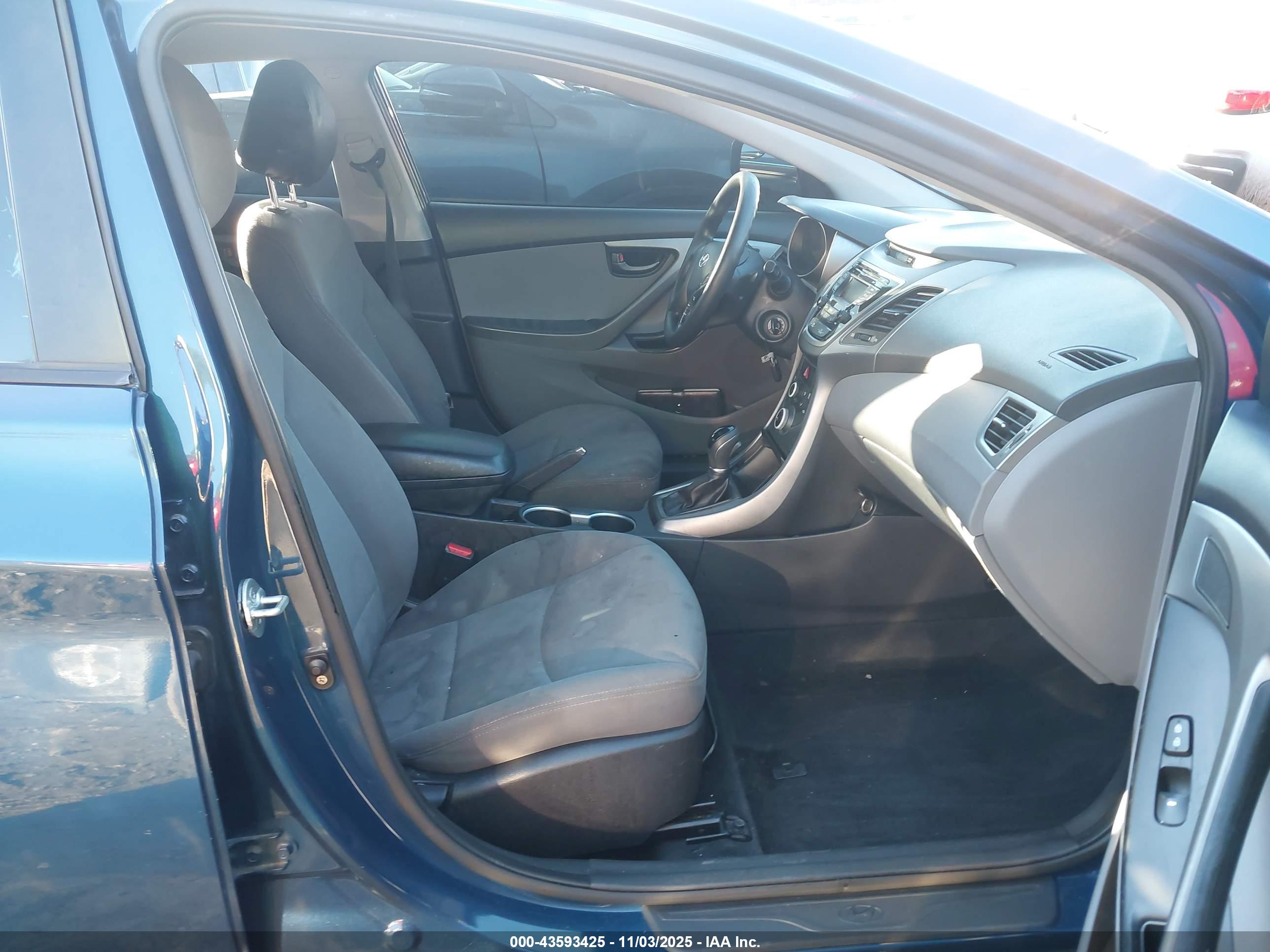 HYUNDAI ELANTRA image 5