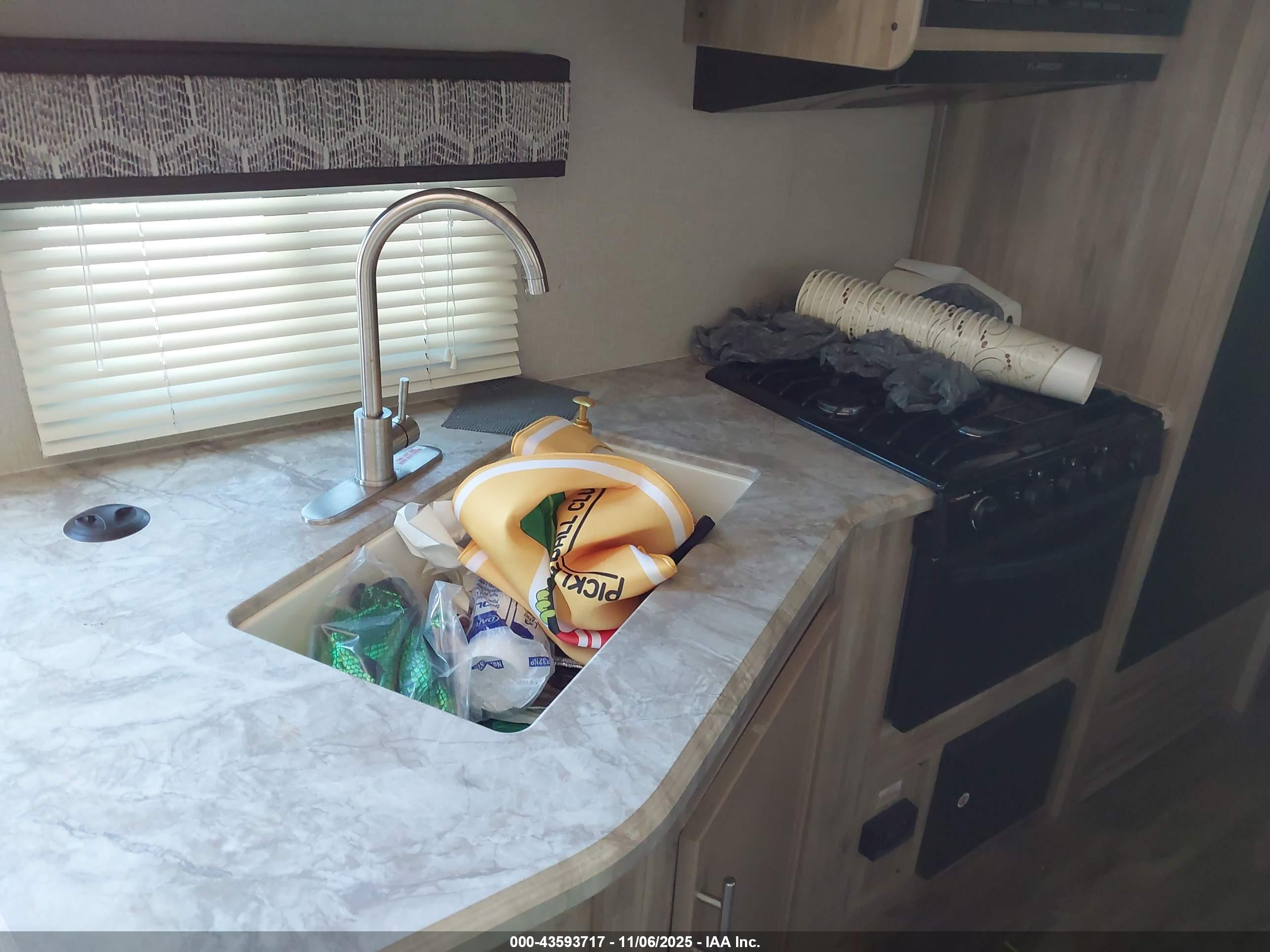 CATALINA COACHMEN image 7