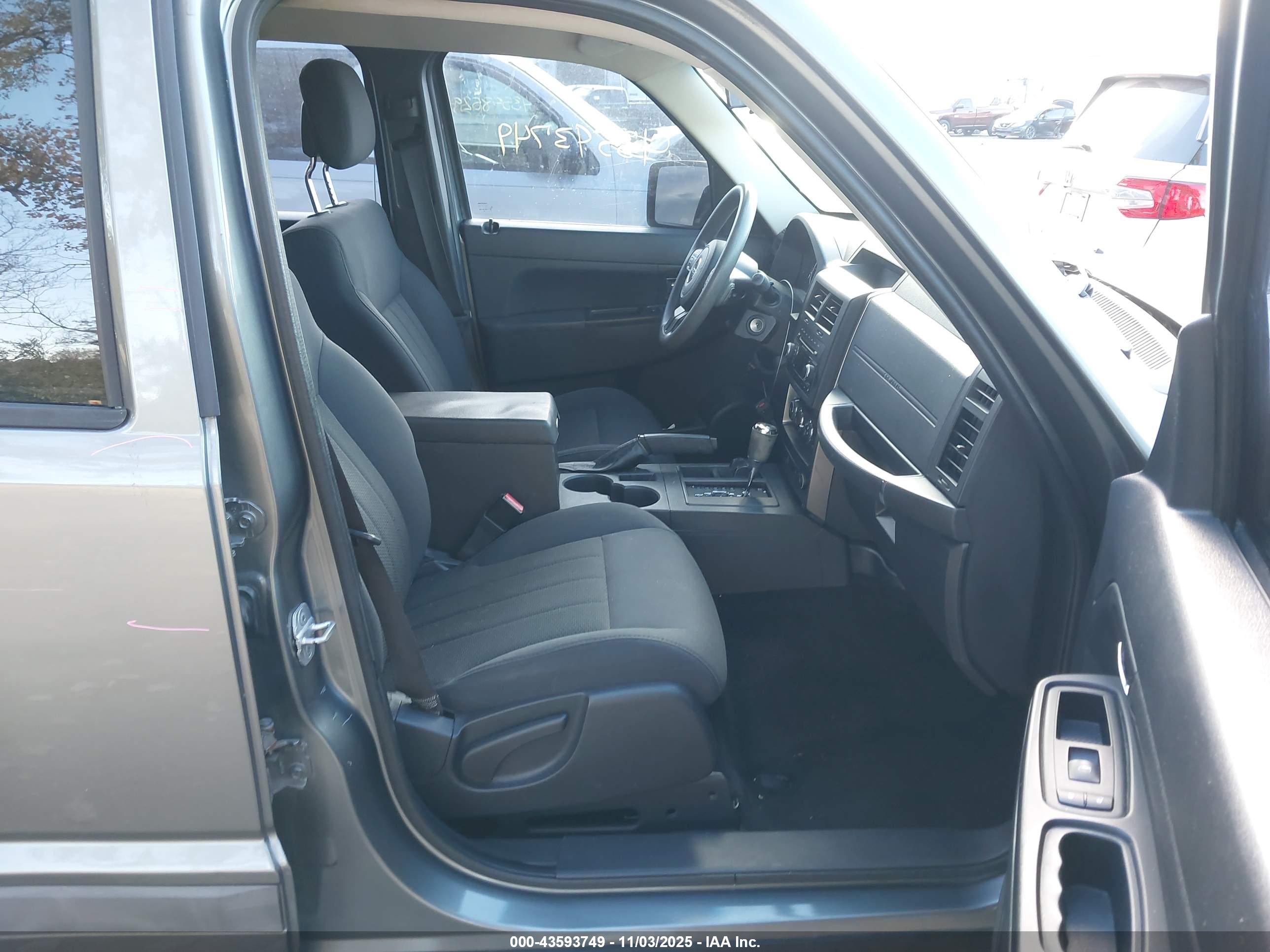 JEEP LIBERTY image 5