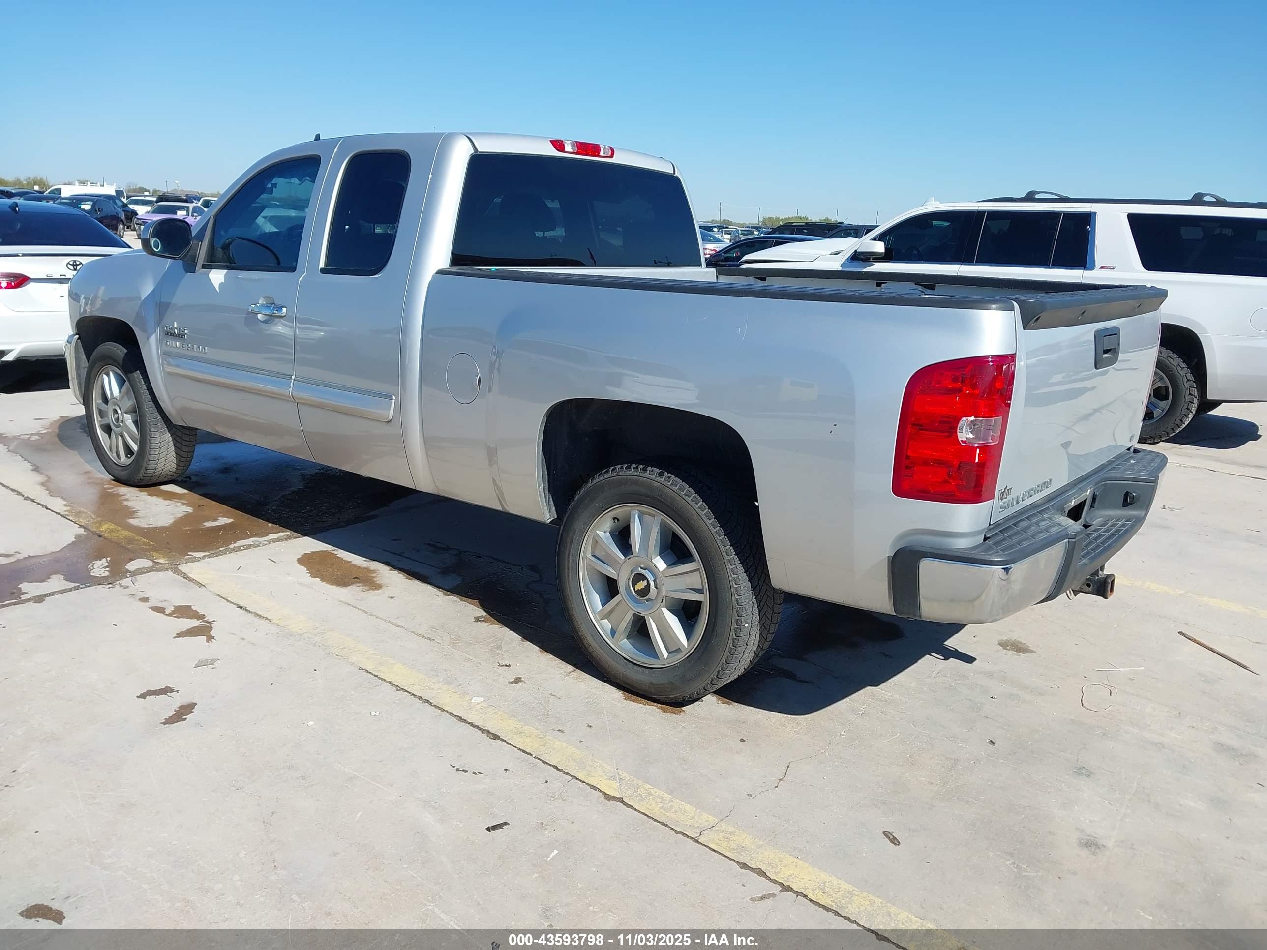 CHEVROLET SILVERADO image 3