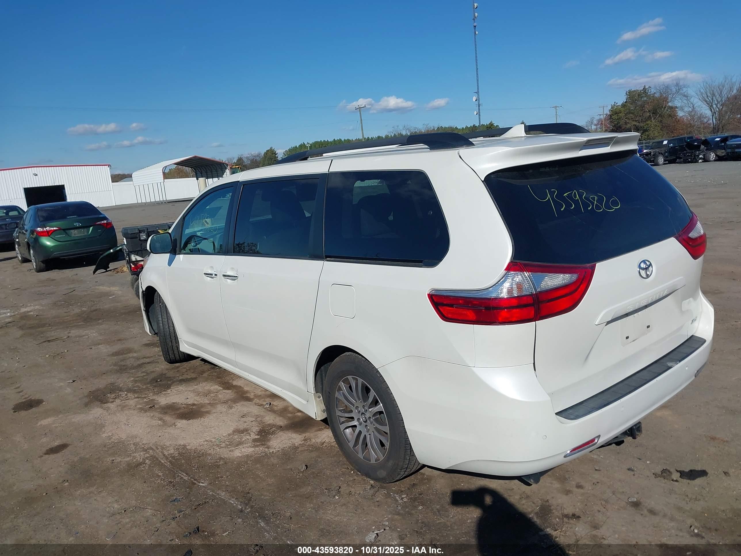 TOYOTA SIENNA image 3
