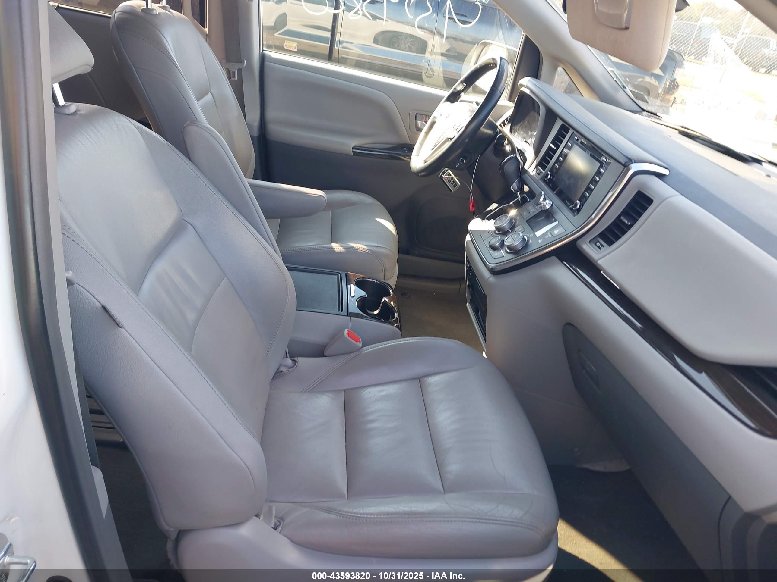 TOYOTA SIENNA image 5